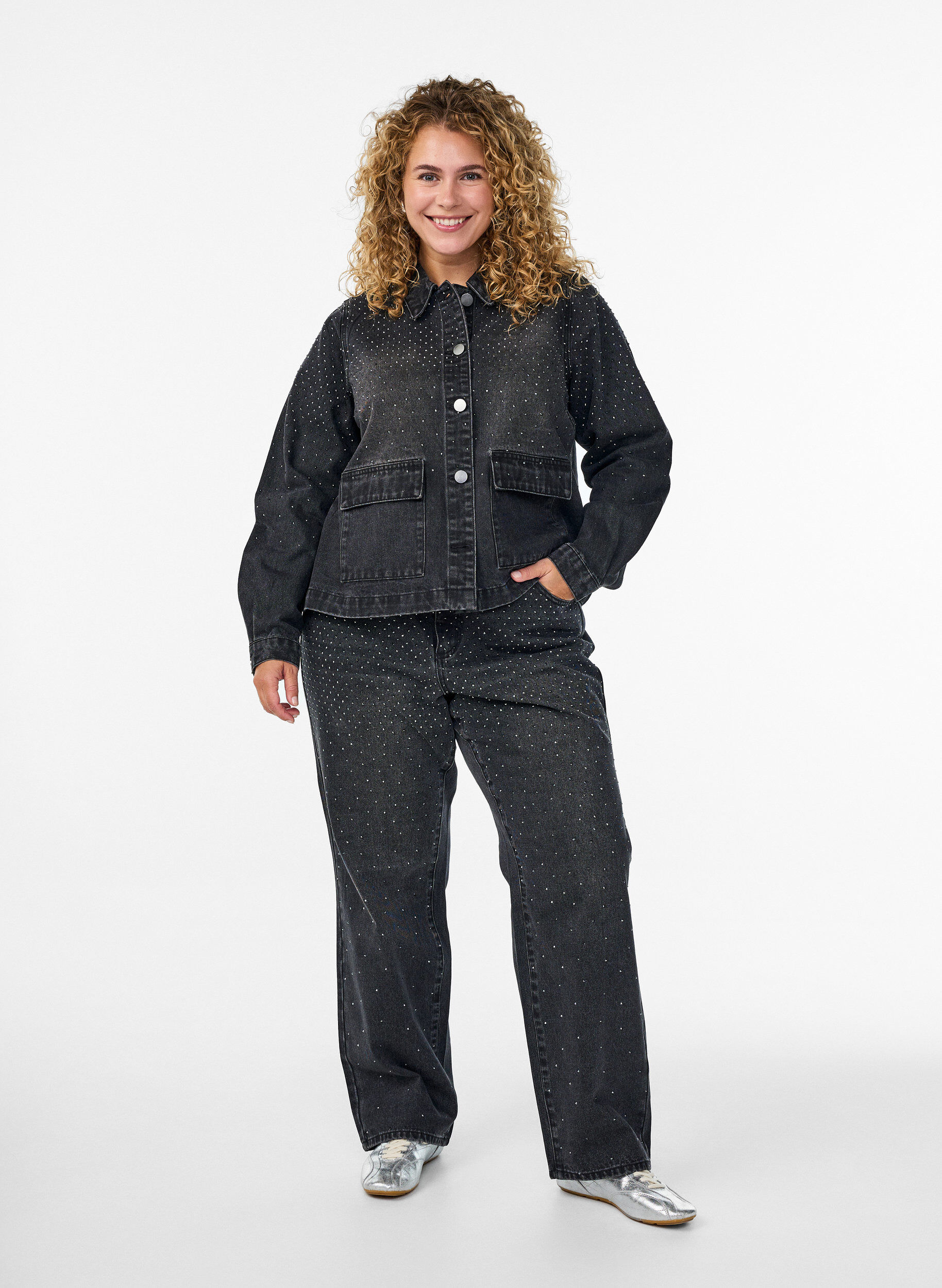 Zizzi Veste en jean avec strass et grandes poches avant, Gris, Model image number 1