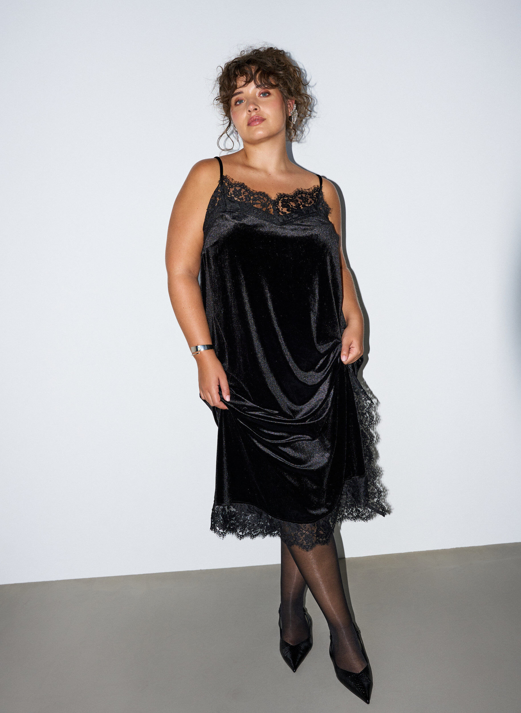 Robe en velours avec dentelle et fente lat&eacute;rale, Noir, Model