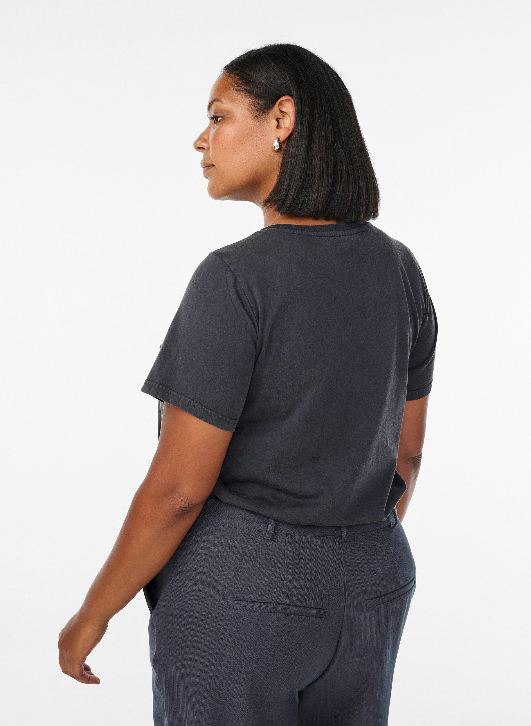 Zizzi T-shirt en coton bio avec un aspect d&eacute;lav&eacute;, Gris, Model image number 2