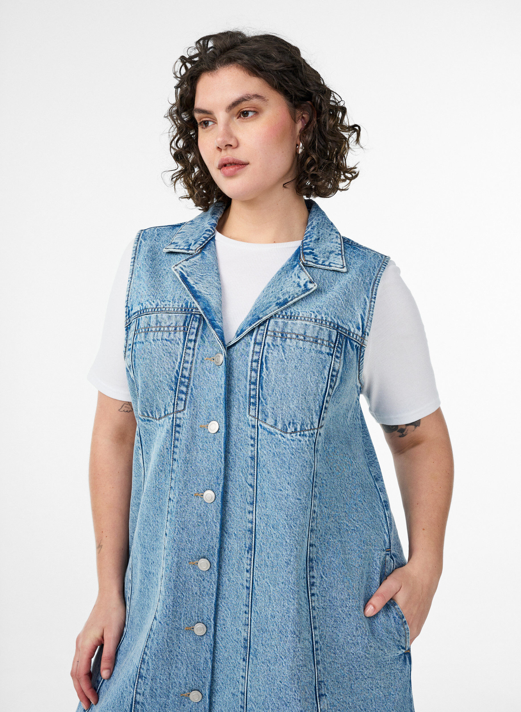 ZizziMouwloze denimjurk met knoopsluiting en splitten, Blauw, Model image number 2