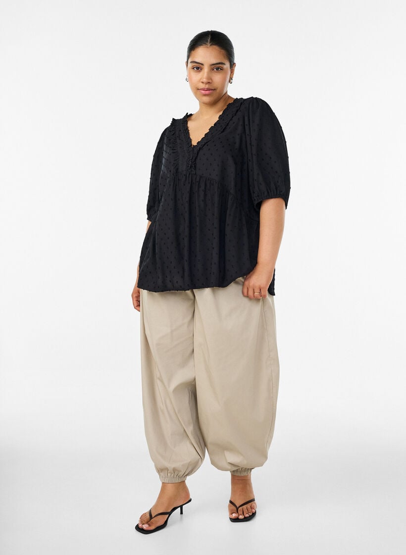 Viscose blouse met een stippenstructuur en V-hals, Zwart, Model image number 1