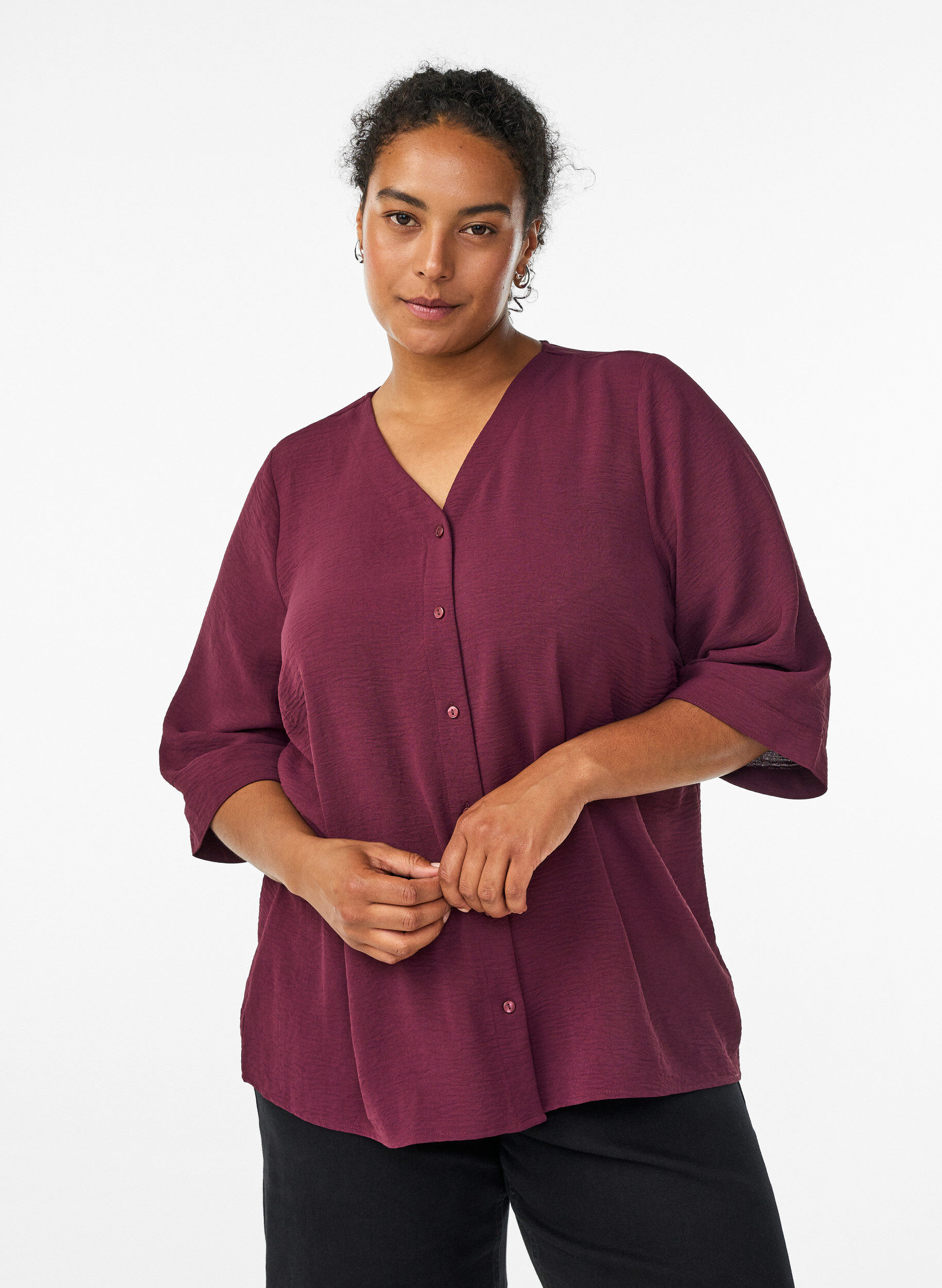 FLASH &ndash; Shirtblouse met V-hals en 3/4 mouwen, Donker Bordeaux, Model