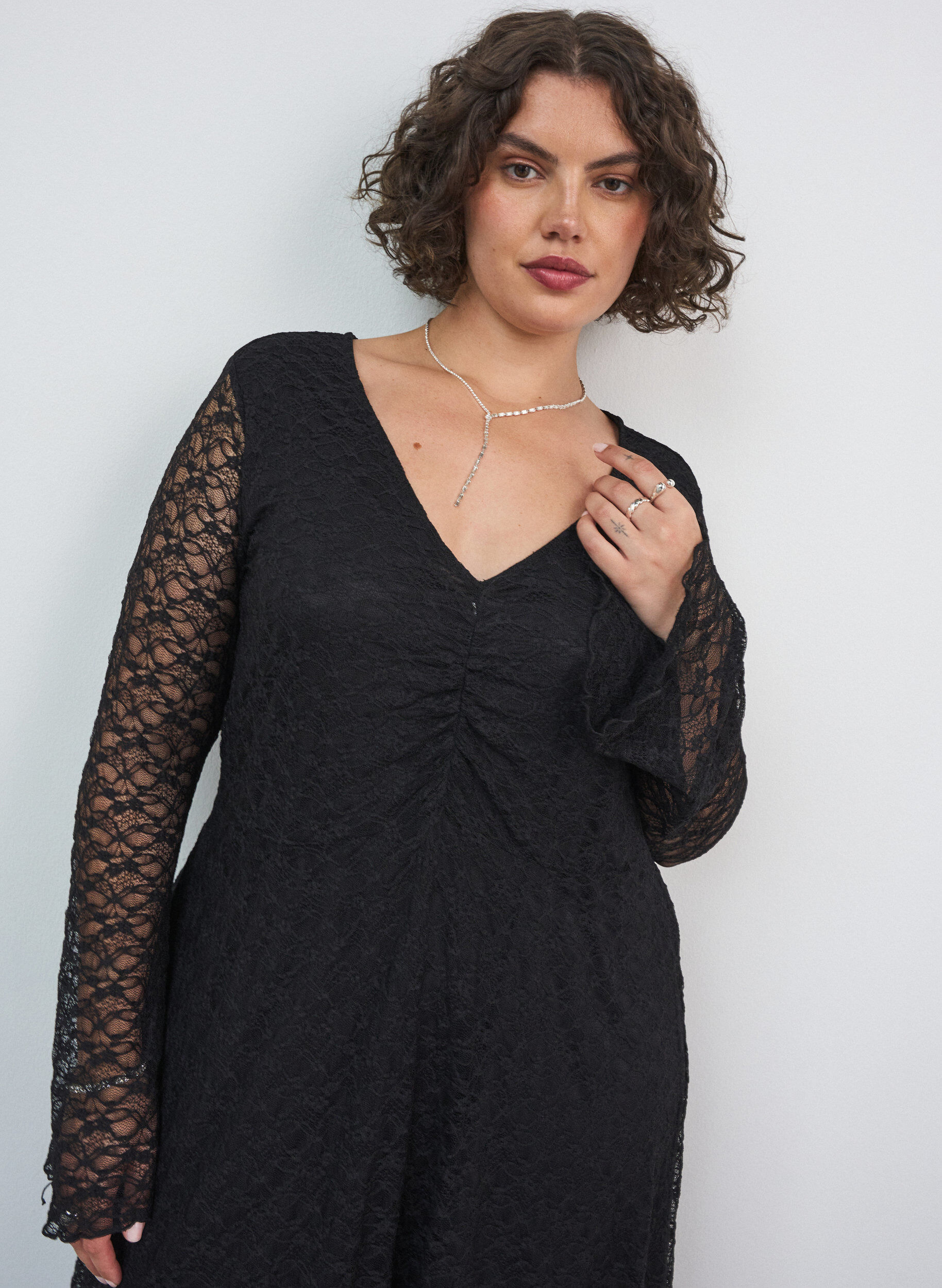 ZizziRobe en dentelle avec manches trompette et coupe &eacute;vas&eacute;e, Noir, Model image number 2