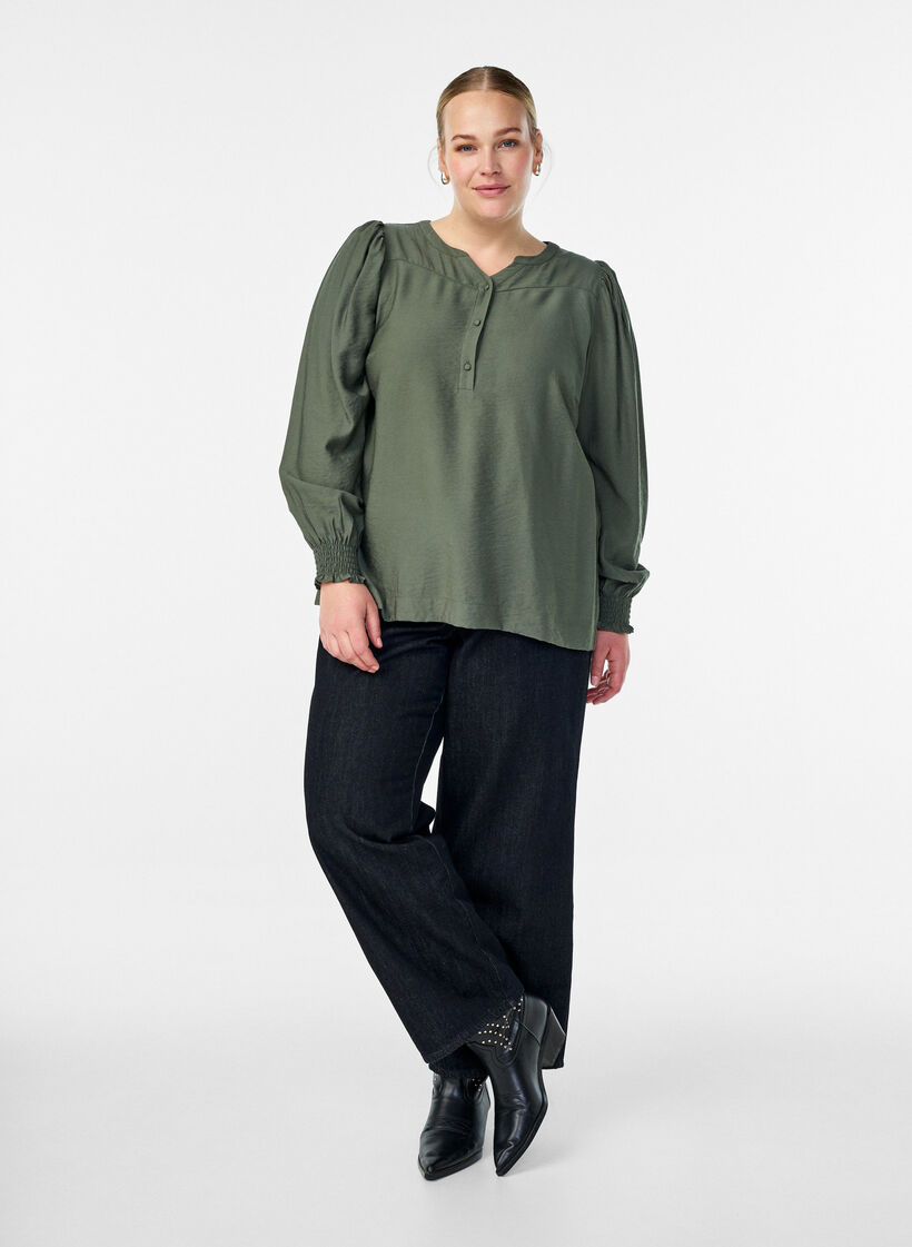 Blouse en viscose avec smock et d&eacute;tails fronc&eacute;s, Vert, Model image number 1