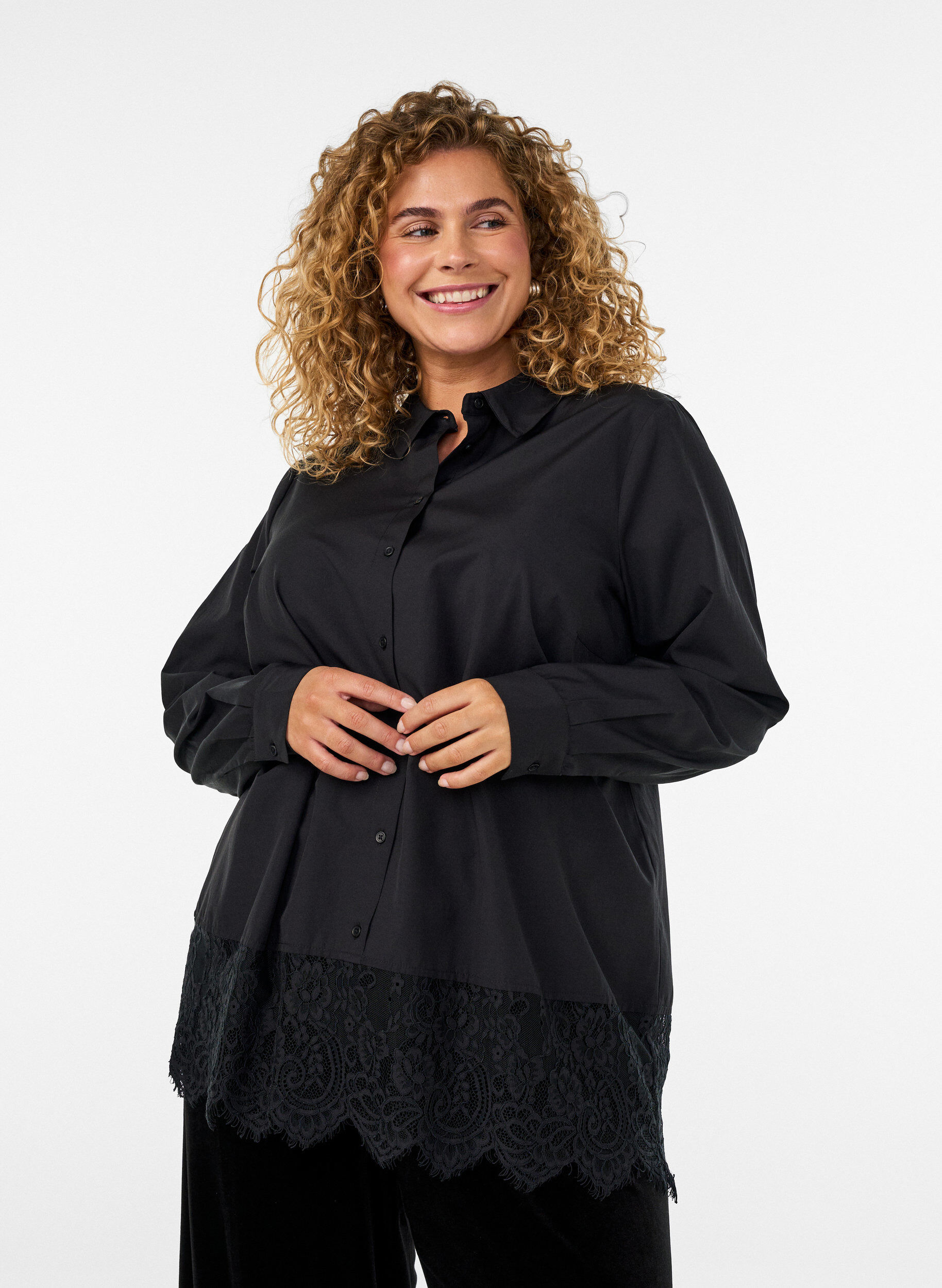 Losse blouse met een brede kanten rand, Zwart, Model