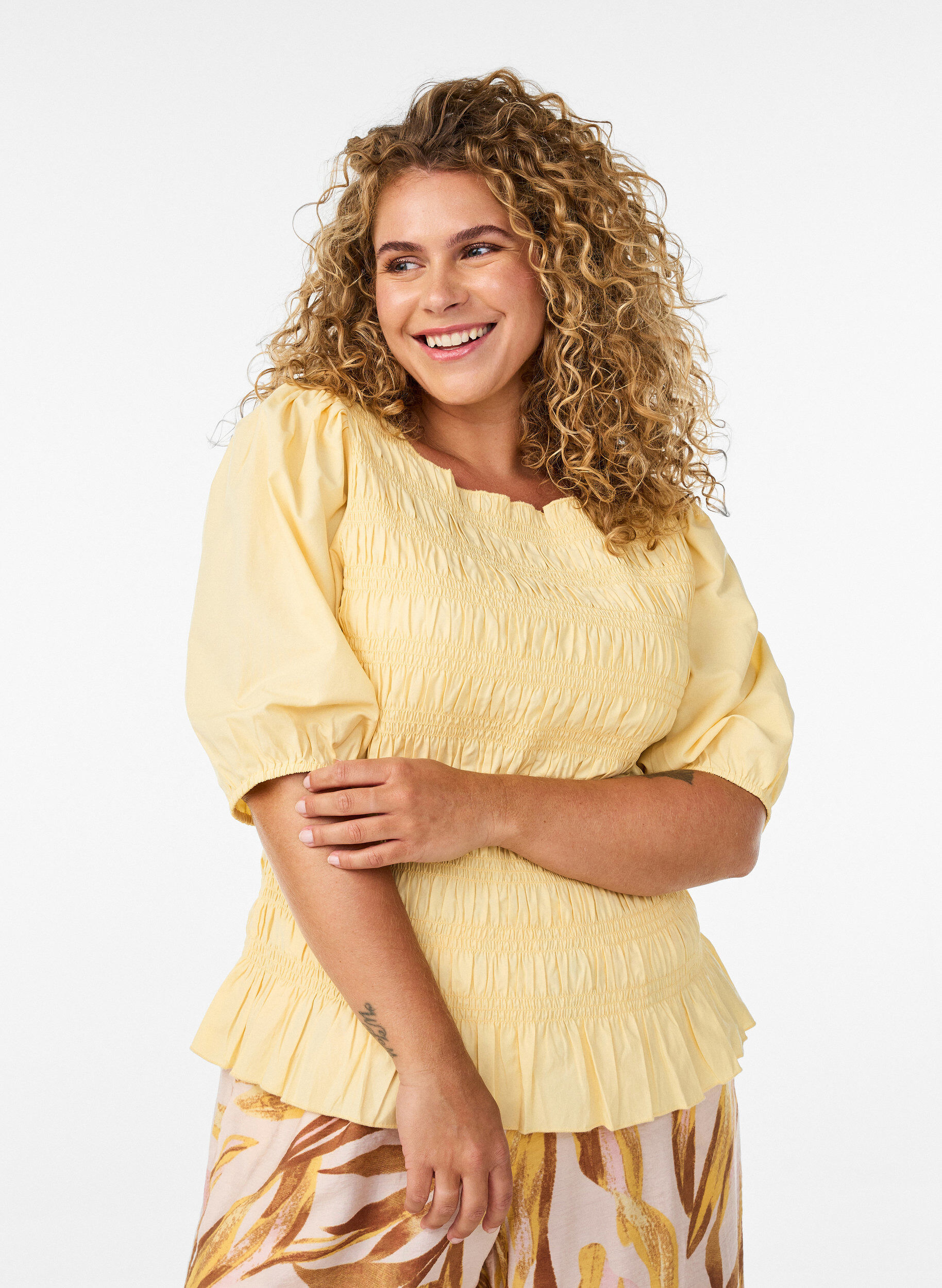 ZizziBlouse smock&eacute;e avec ourlet &agrave; volants et col bateau, Jaune clair, Model image number 0