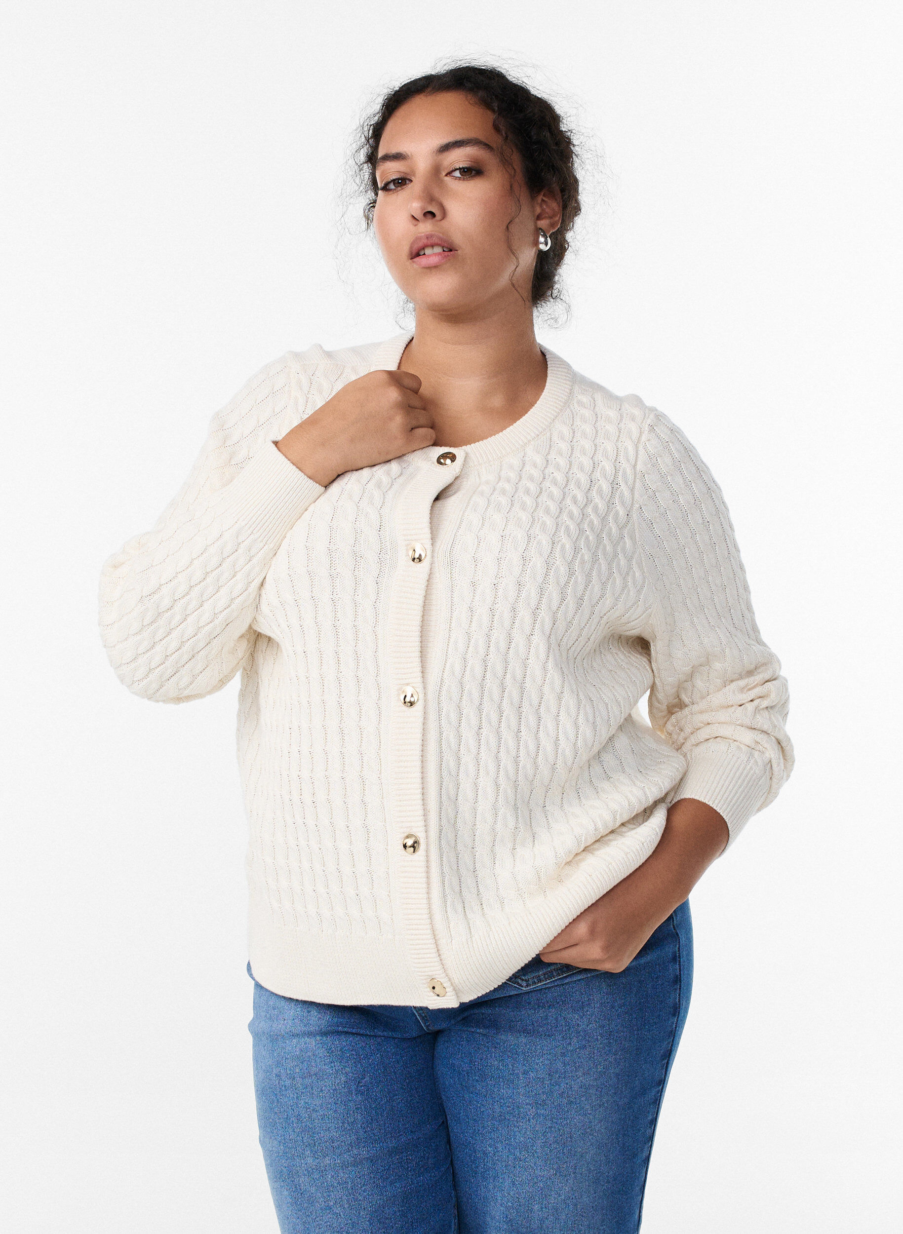 Cardigan en maille torsad&eacute;e avec boutons dor&eacute;s, Vanille, Model