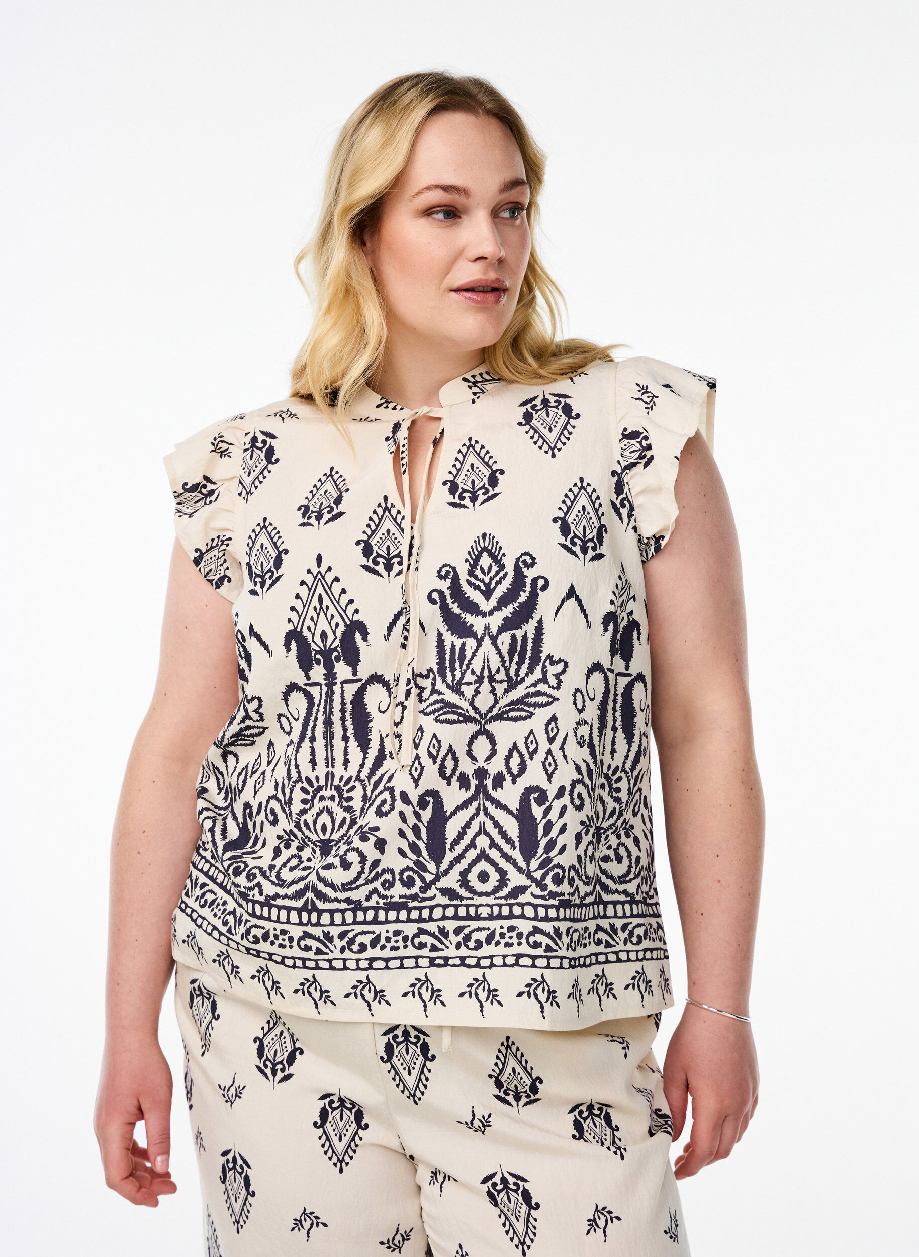 Mouwloze blouse met ruche en print, Beige, Model