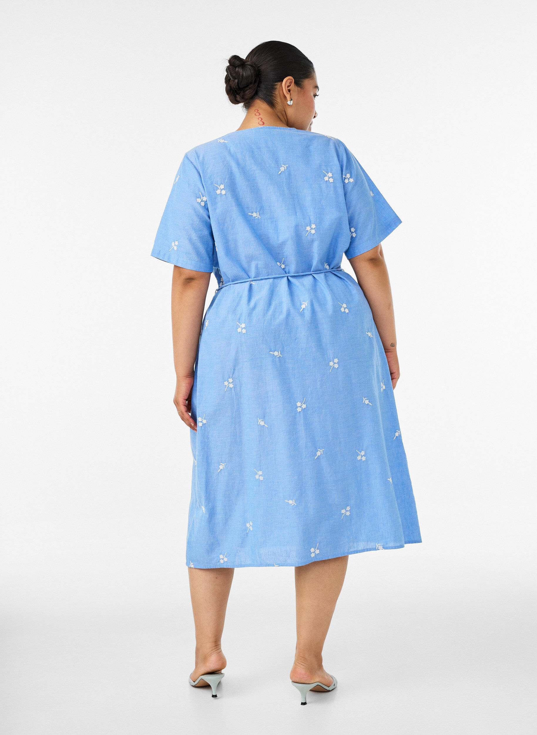 ZizziRobe chemise en coton avec des fleurs brod&eacute;es, Bleu Clair, Model image number 1