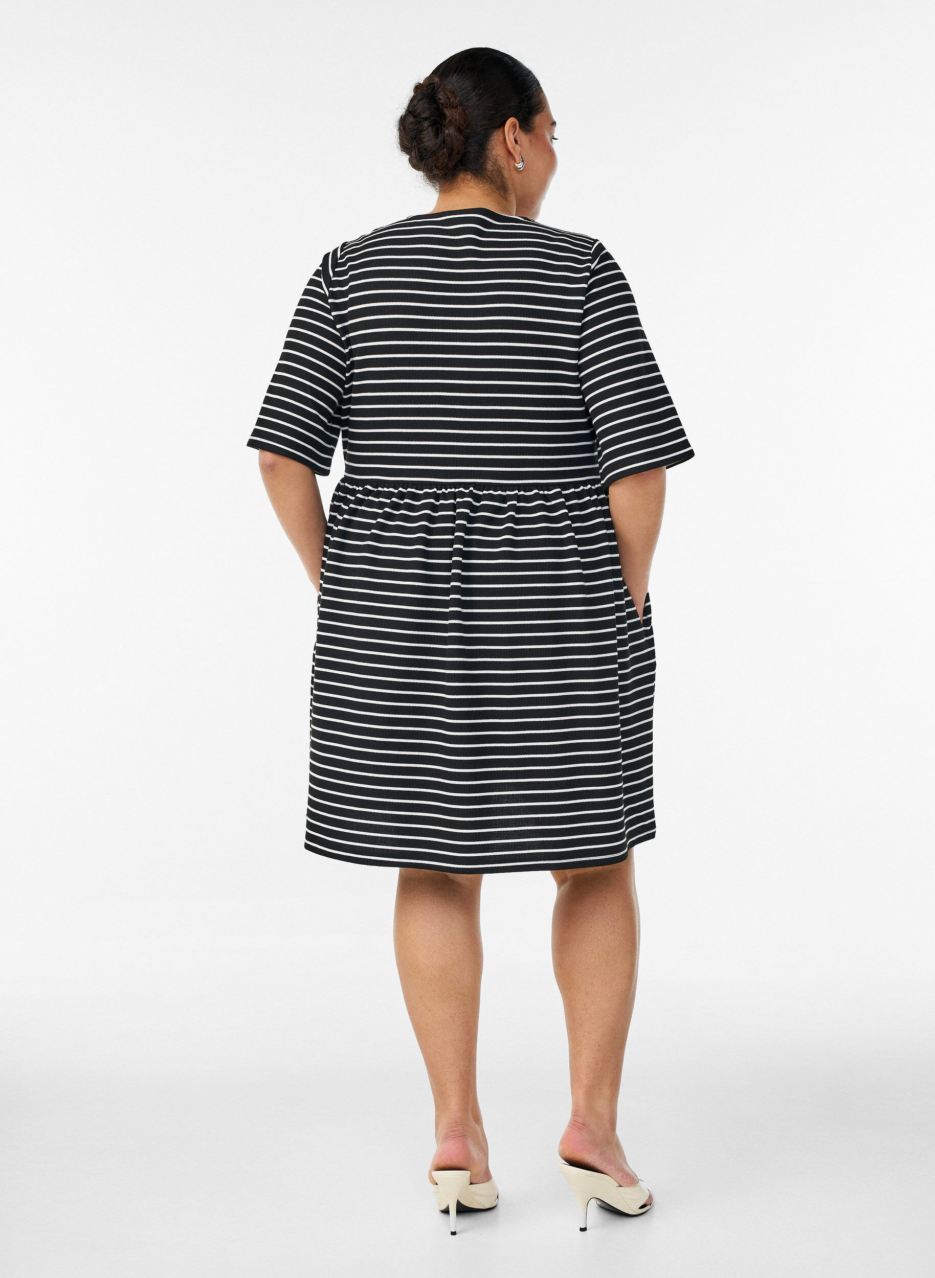 ZizziRobe avec texture c&ocirc;tel&eacute;e et taille empire, Blanc, Model image number 2