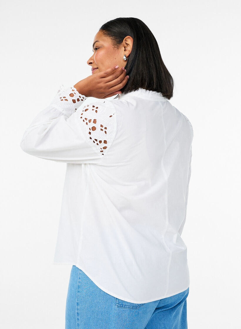 Blouse avec col en V et d&eacute;tails en broderie anglaise, Blanc, Model