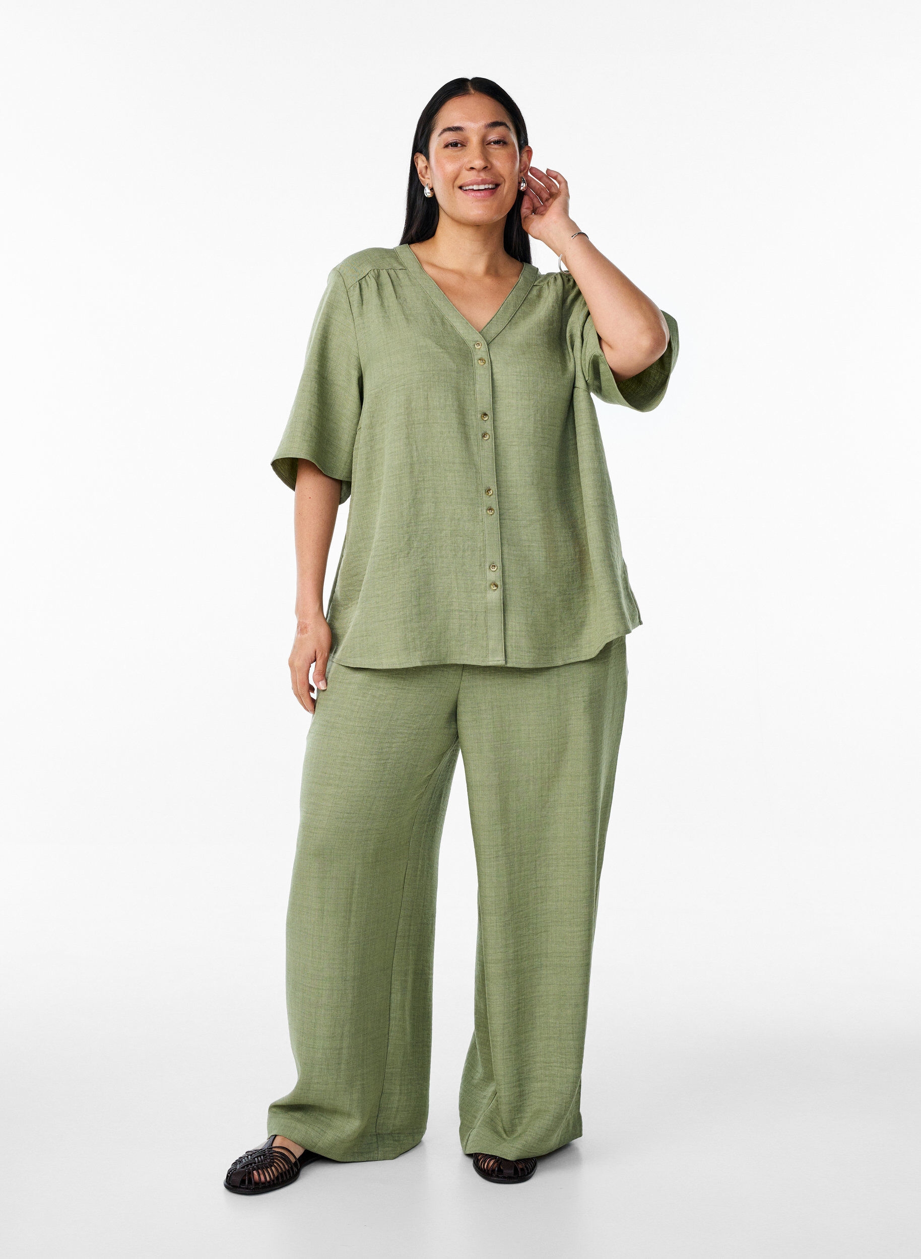 Zizzi Chemisier &agrave; col en V et manches courtes, Vert, Model image number 1