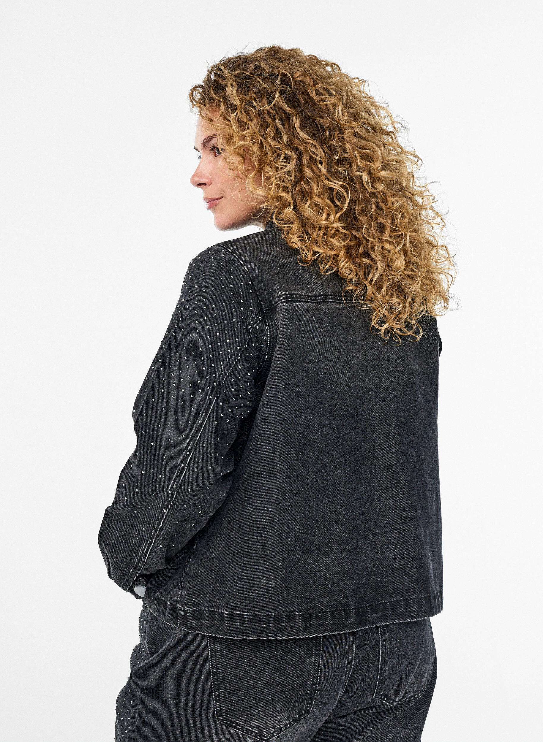 Zizzi Veste en jean avec strass et grandes poches avant, Gris, Model image number 2