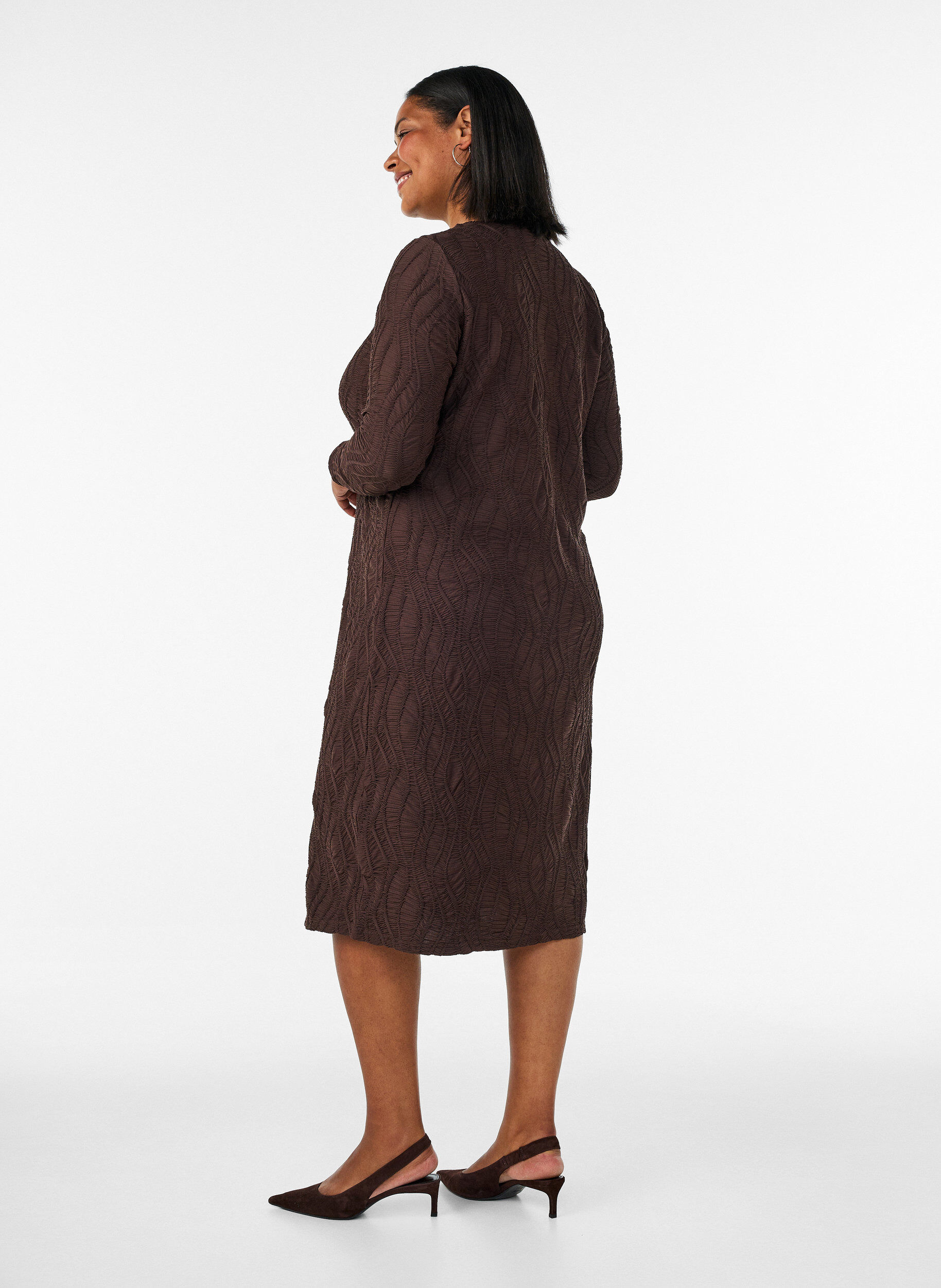 ZizziRobe midi &agrave; texture ondul&eacute;e et manches longues, Marron, Model image number 1