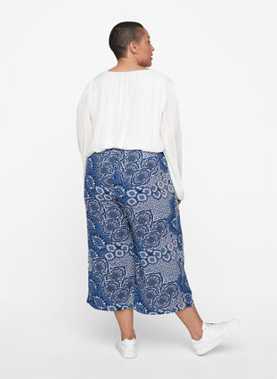 Pantalon-culotte ample en viscose, Asian Blue Print , Model image number 1