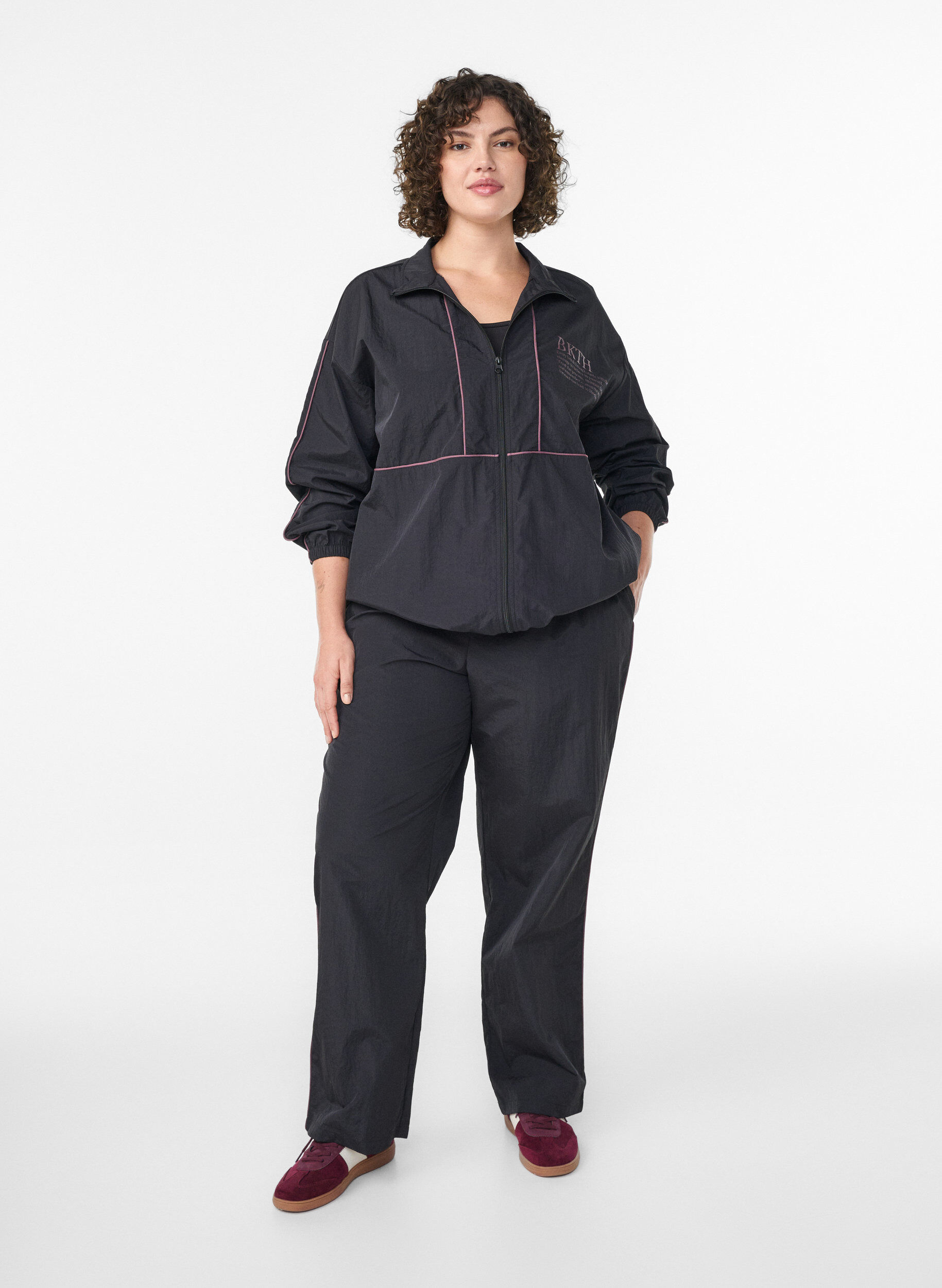 ZizziLichtgewicht jack met contrasterende biezen, Zwart, Model image number 1