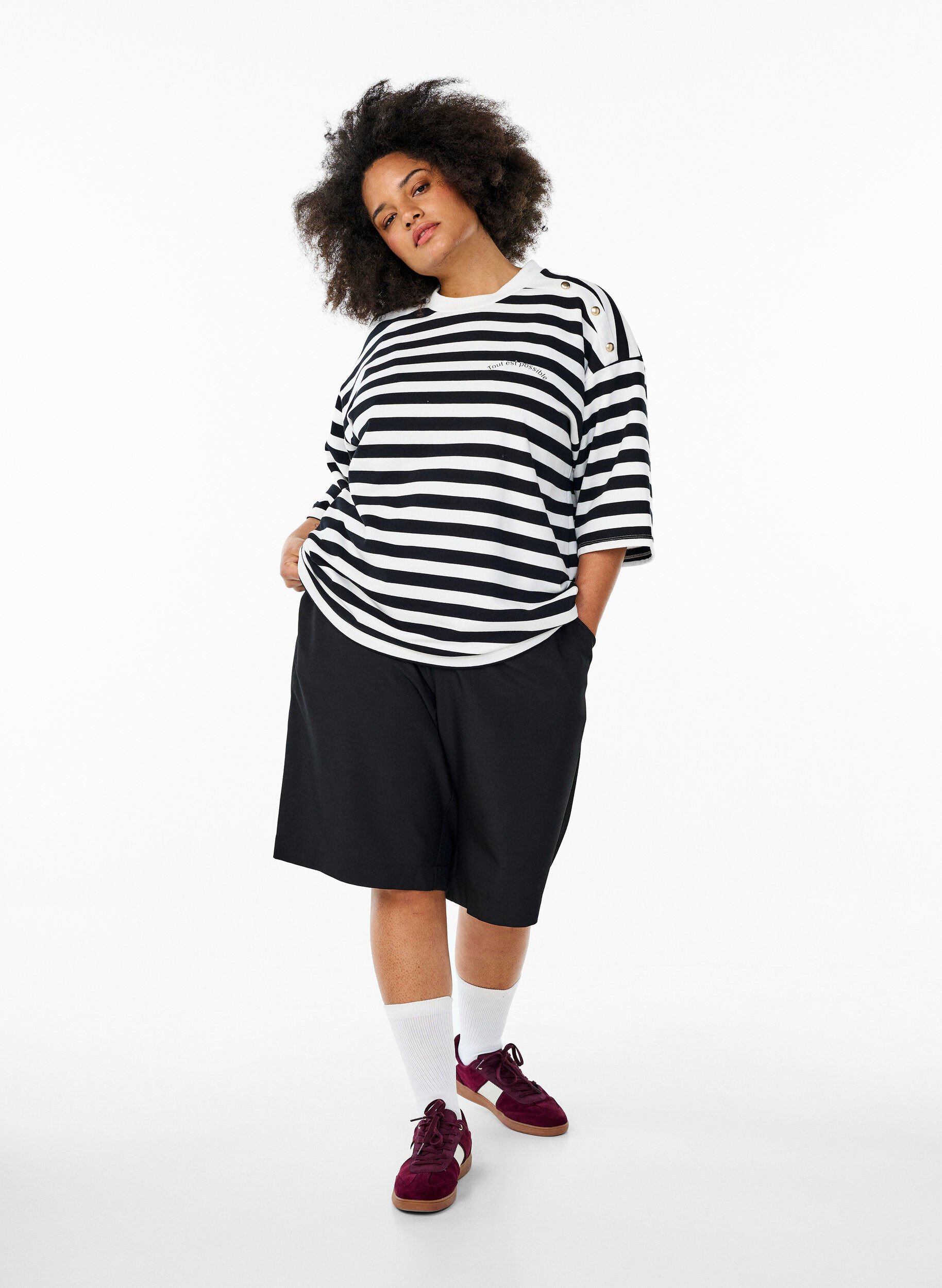 Zizzi Chemisier ray&eacute; avec manches 3/4 et bouton d&eacute;coratif, Noir, Model image number 1