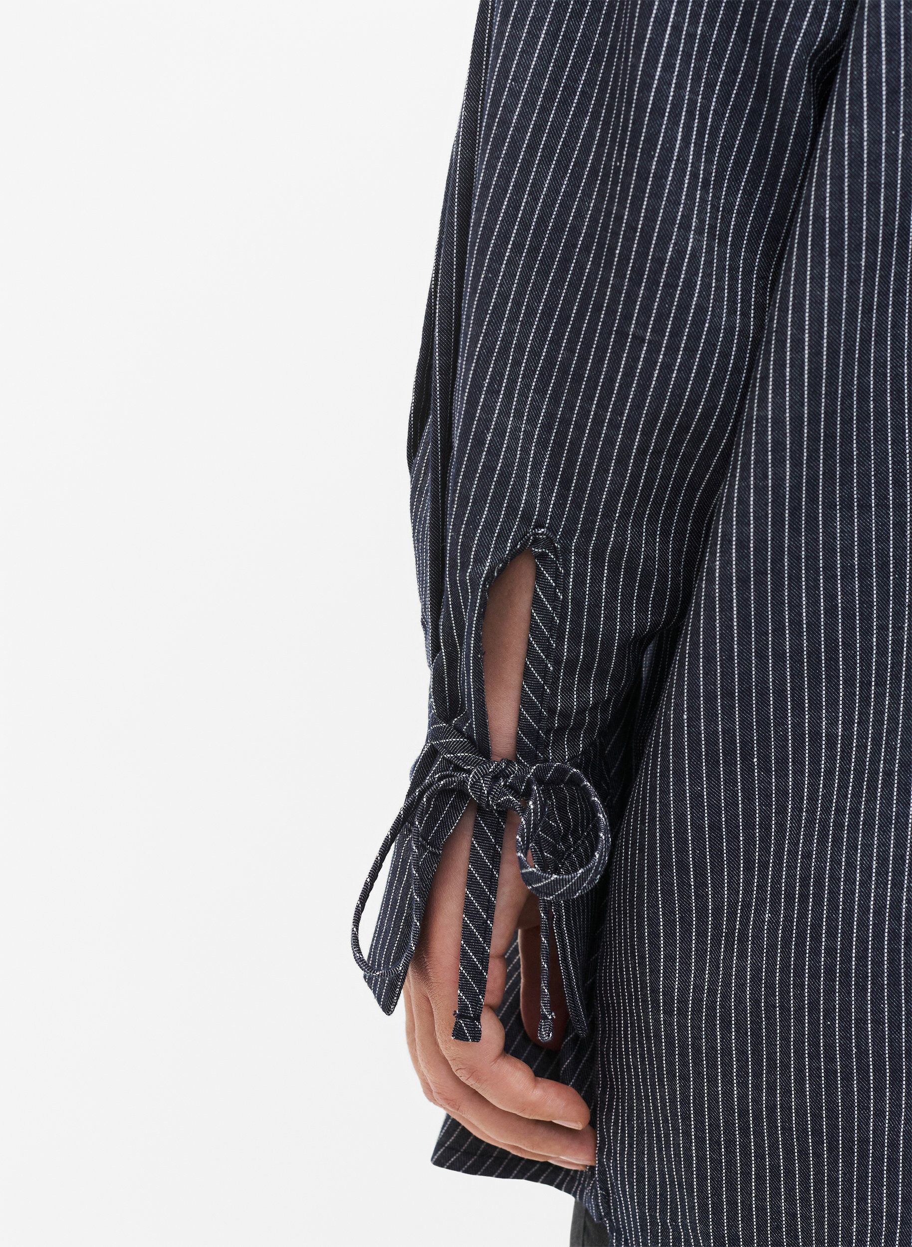 Zizzi Chemise avec d&eacute;tail nou&eacute; sur les manches, Navy Stripe, Model image number 2