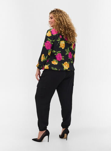 Pantalon ample en viscose avec de grandes poches, Black, Model image number 1