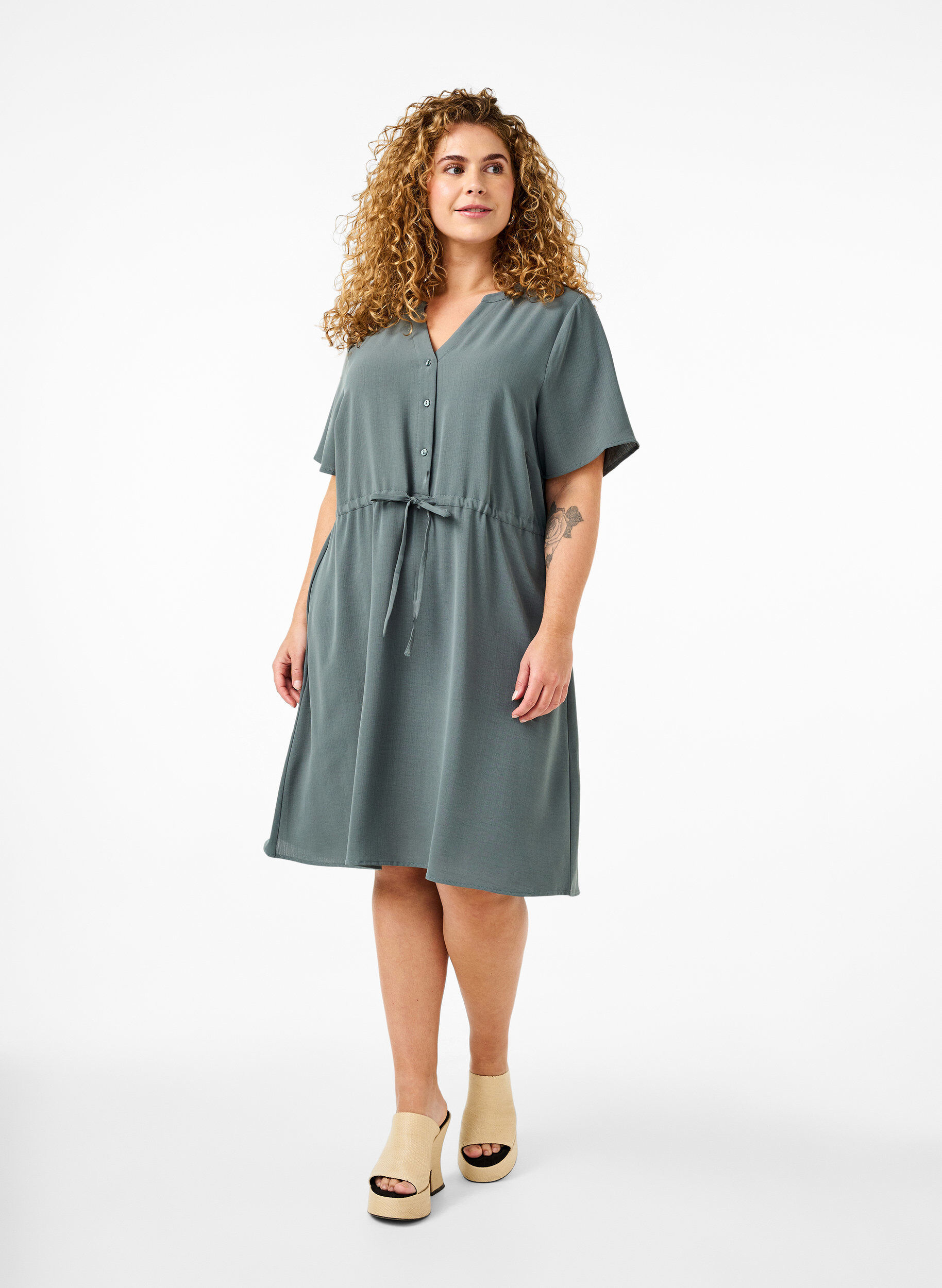 Zizzi Robe &agrave; manches courtes avec ceinture &agrave; nouer, Balsam Green, Model image number 2