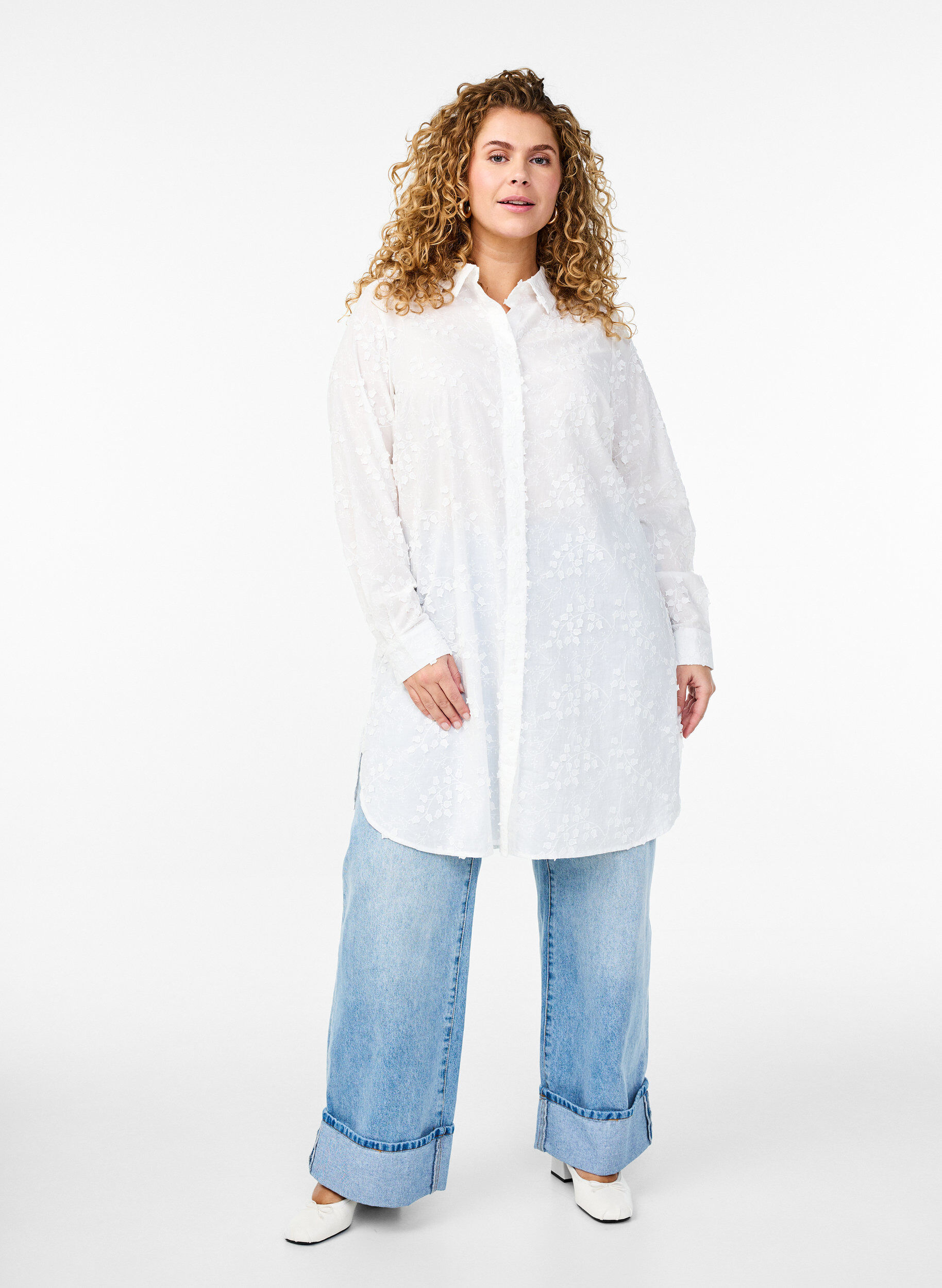 Zizzi Robe chemise avec fleurs brod&eacute;es, Blanc, Model image number 1