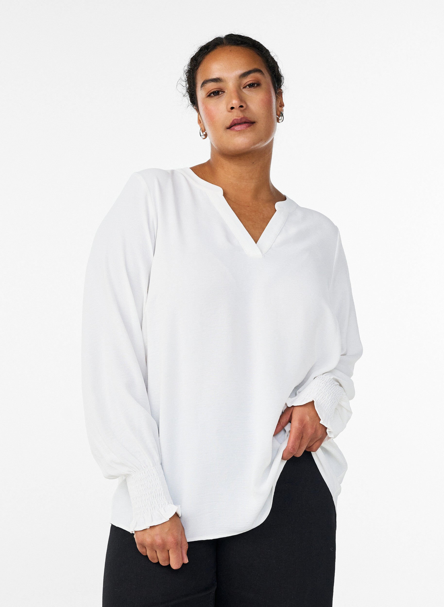 Blouse avec poignets smock&eacute;s et col en V, Vanille, Model