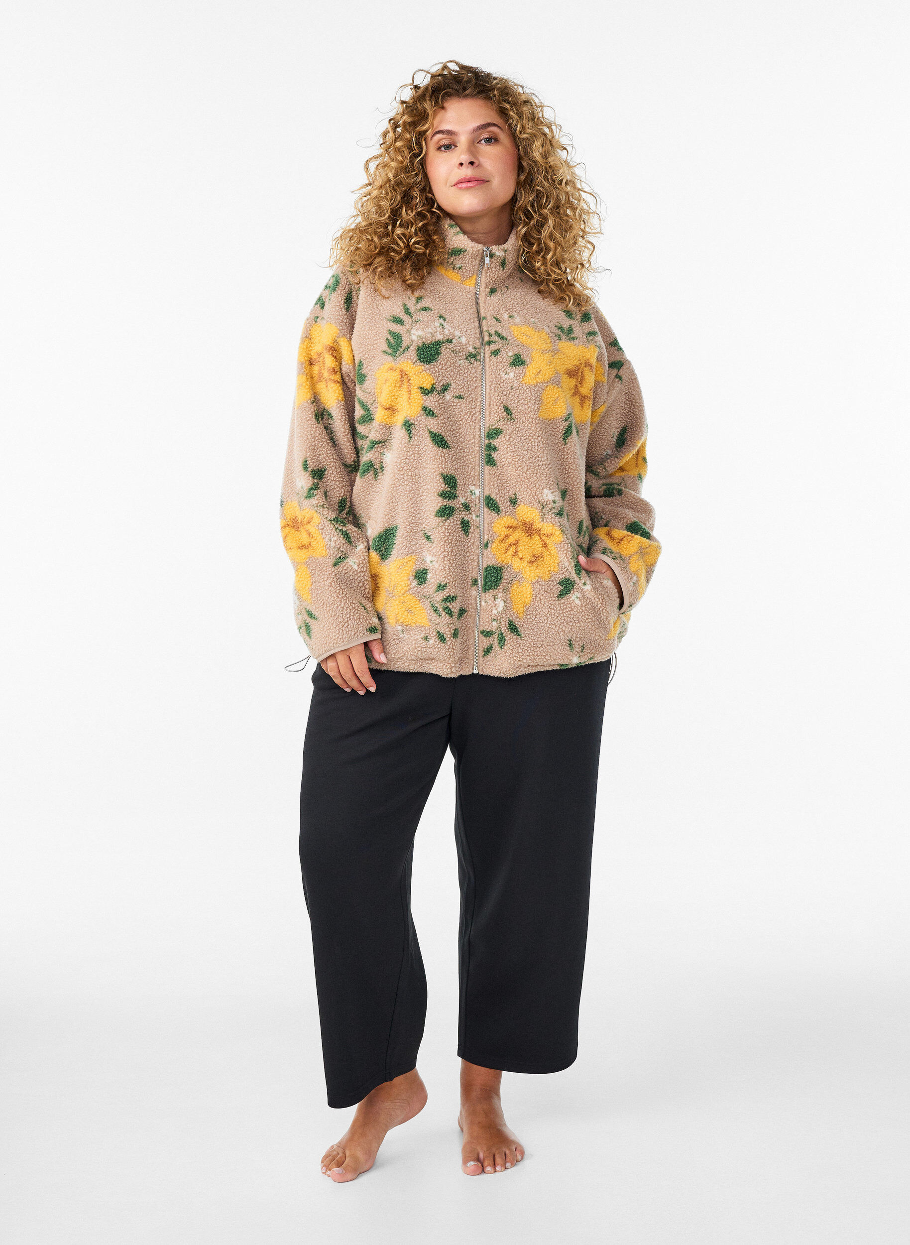 ZizziVeste en polaire &agrave; motif floral avec col montant et fermeture zipp&eacute;e, Beige, Model image number 1
