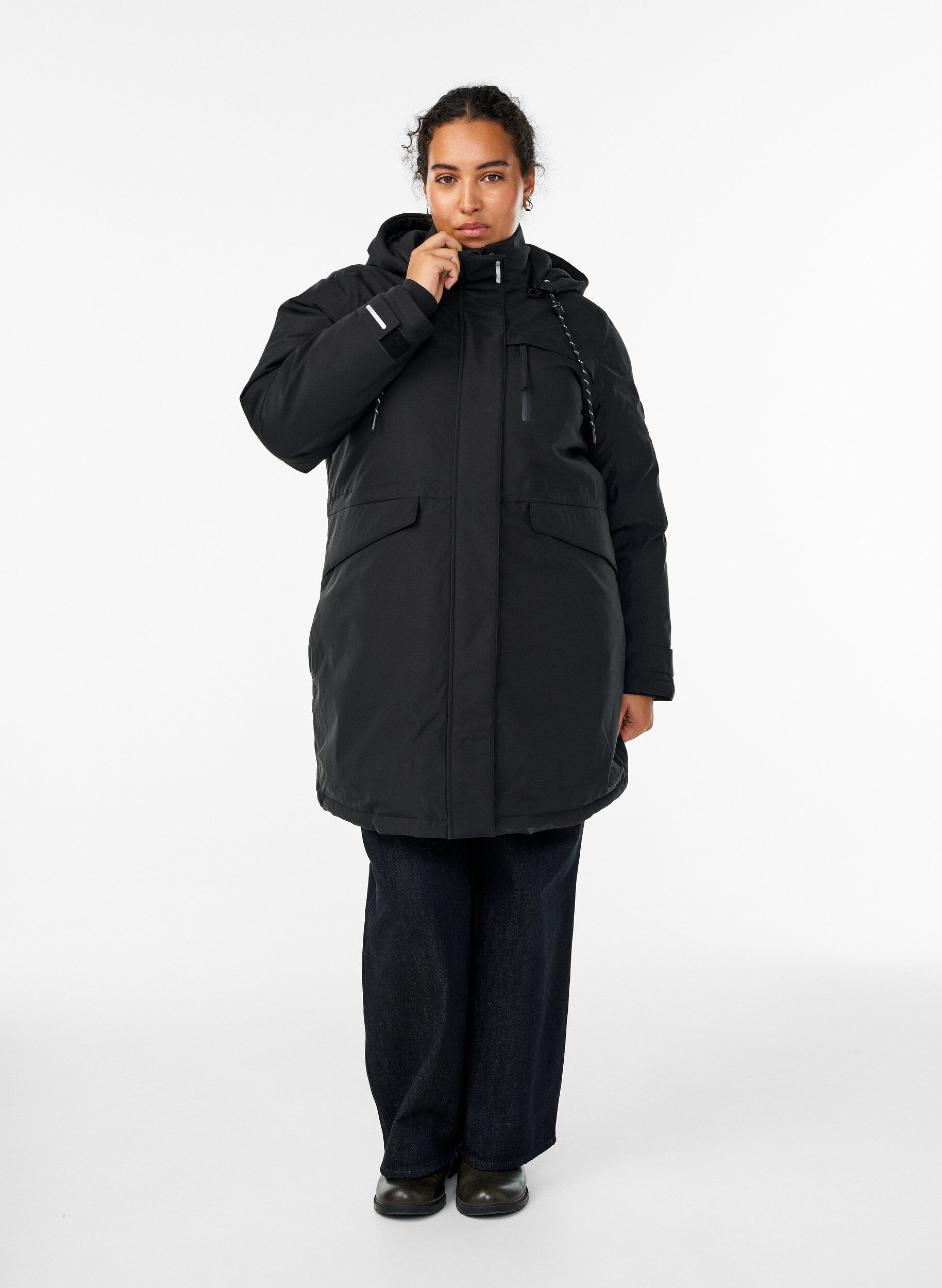 Zizzi Parka d&eacute;perlante &agrave; capuche et d&eacute;tails fonctionnels, Noir, Model image number 1