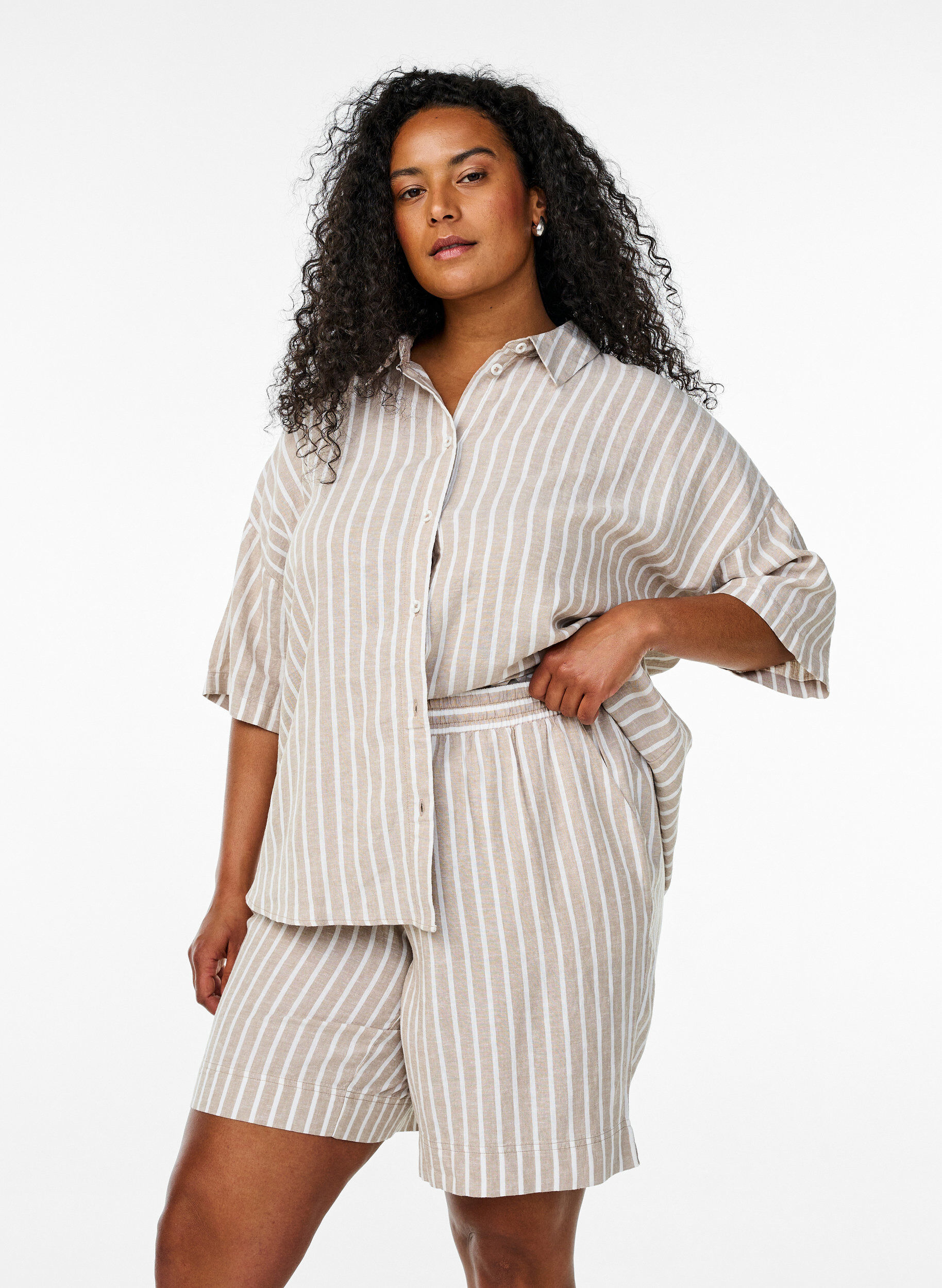 Gestreepte korte broek van linnen en viscose, Beige, Model