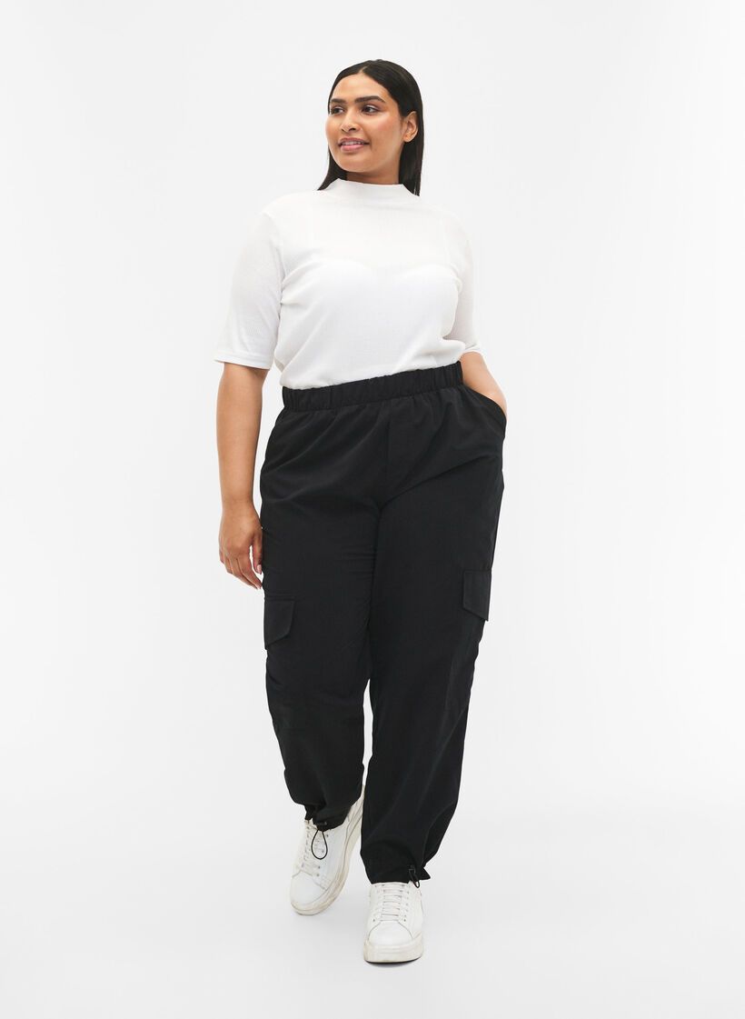 Pantalon cargo court avec élastique réglable, Black, Model image number 0