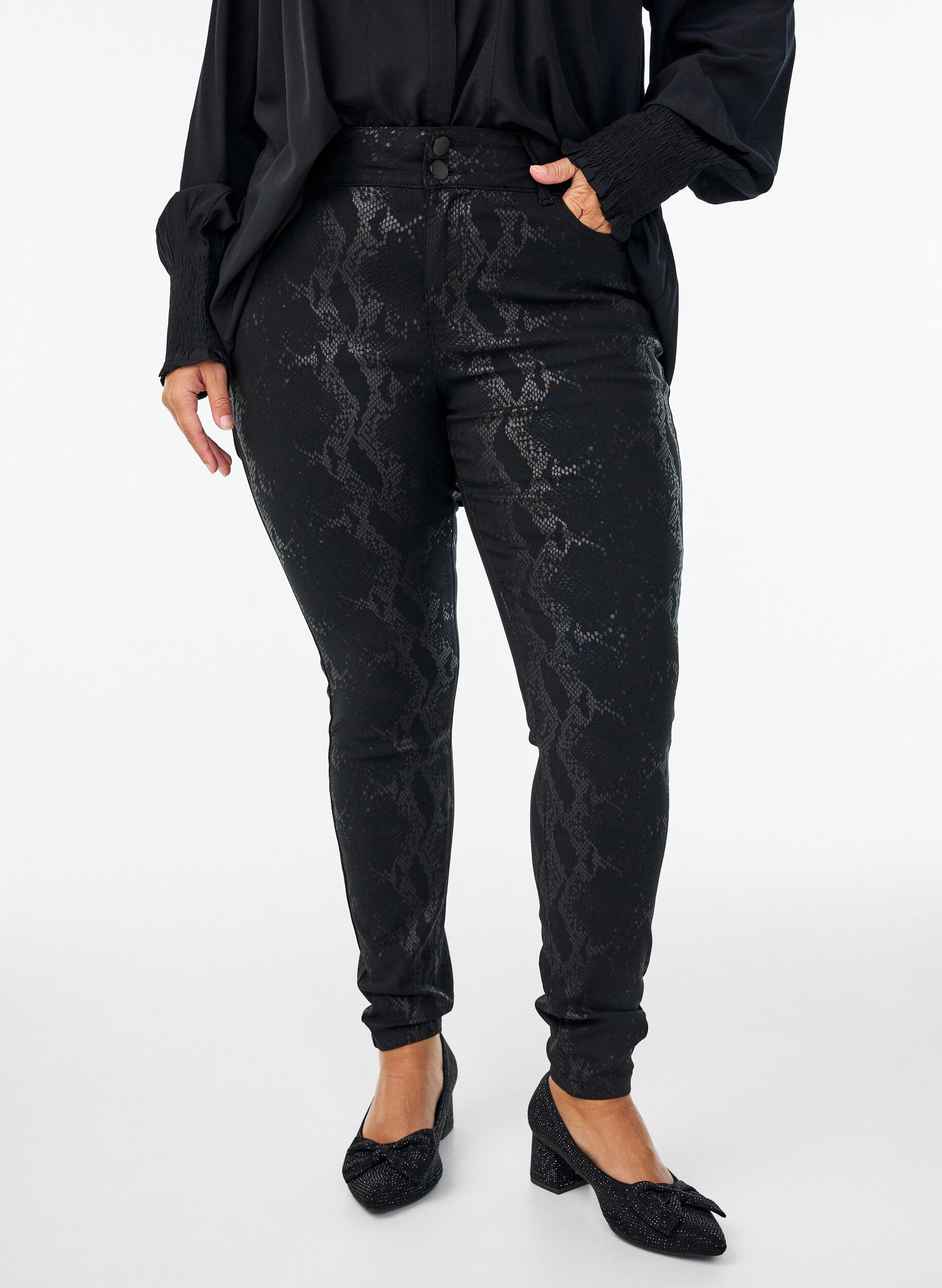 Zizzi Pantalon slim &agrave; imprim&eacute; serpent, Noir, Model image number 2