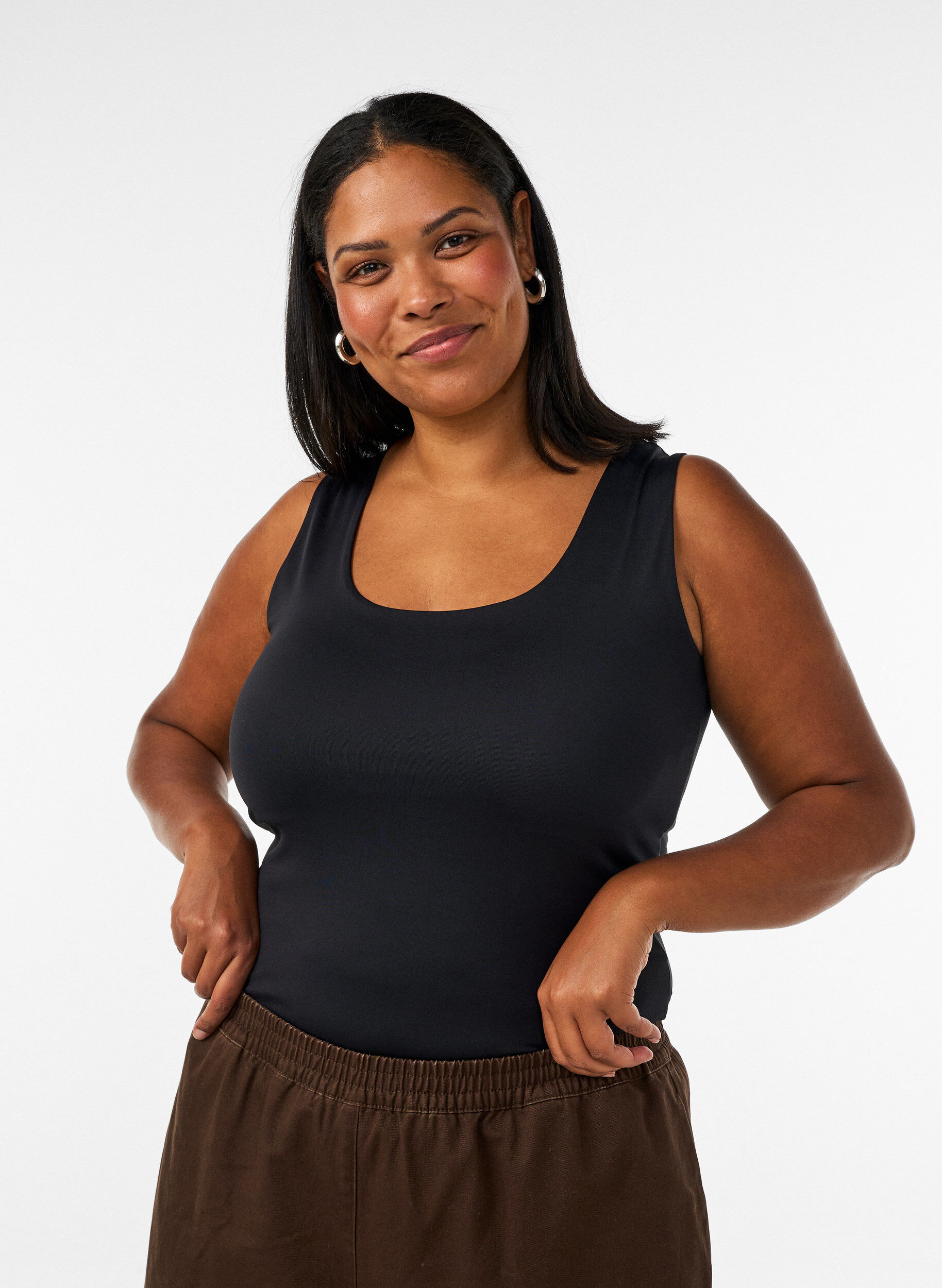 Nauwsluitende basic top van een gladde stof, Zwart, Model