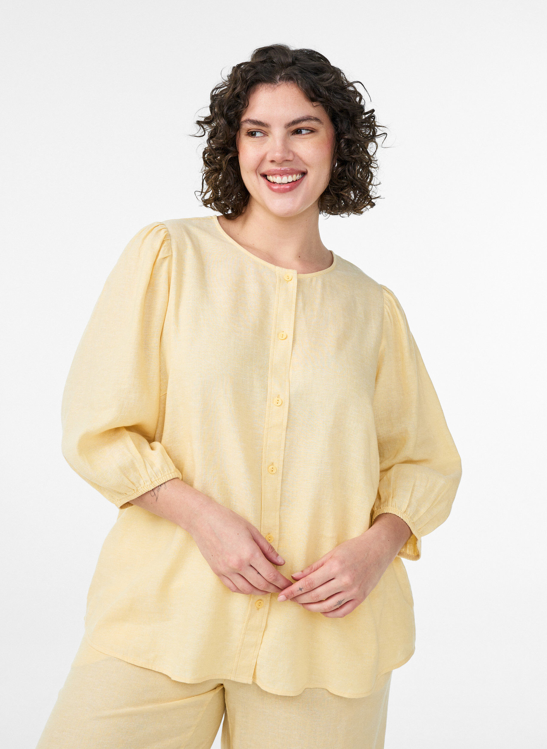 Zizzi Chemisier en lin et viscose avec manches 3/4, Jaune clair, Model image number 0