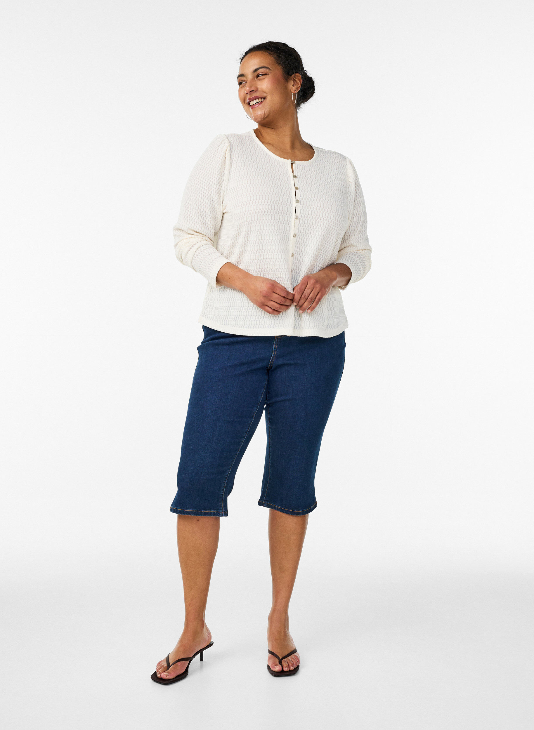 Zizzi Blouse avec motif textur&eacute; et fermeture boutonn&eacute;e, Vanille, Model image number 1