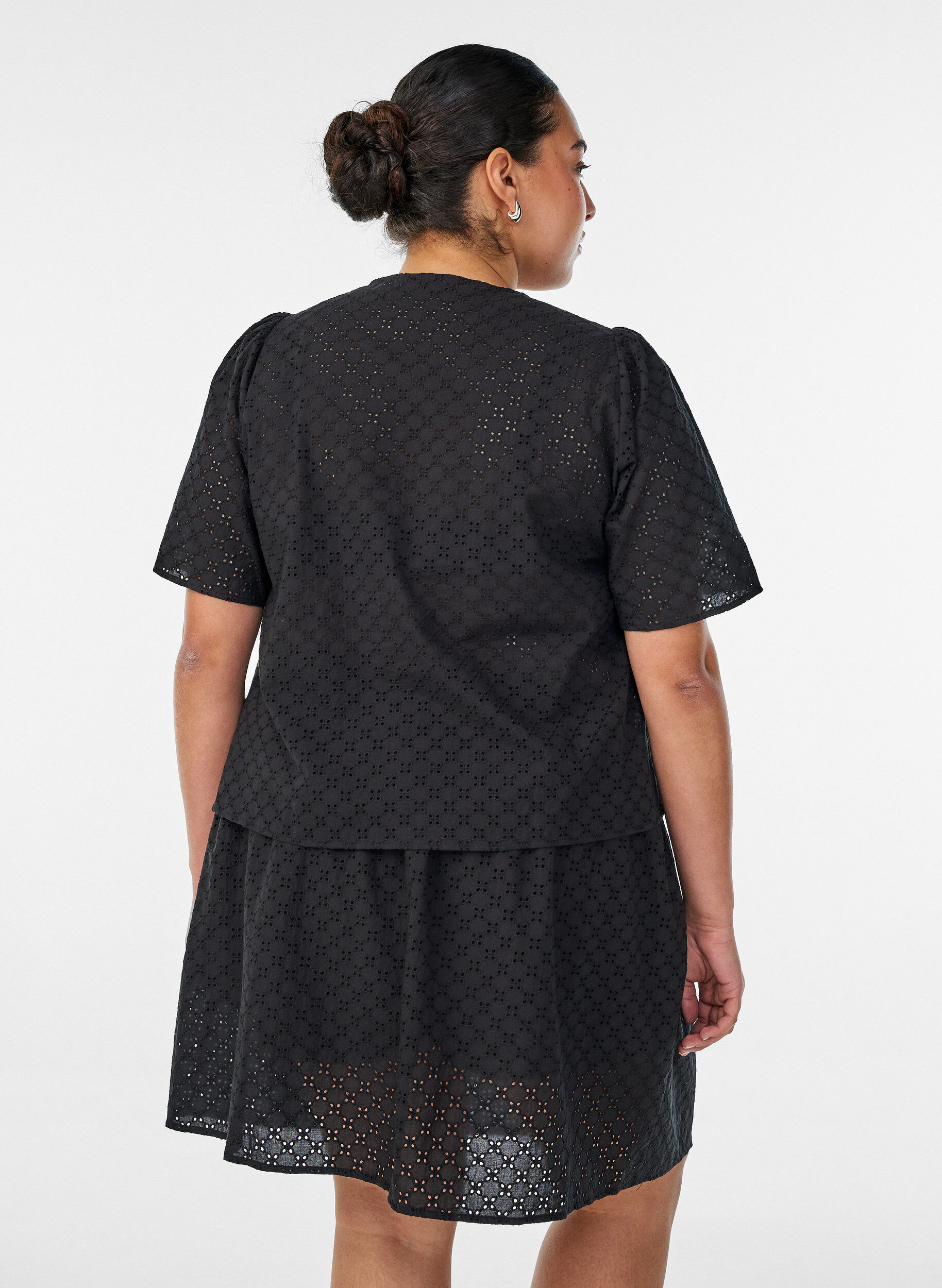 ZizziBlouse en broderie anglaise avec fermeture boutonn&eacute;e, Noir, Model image number 2