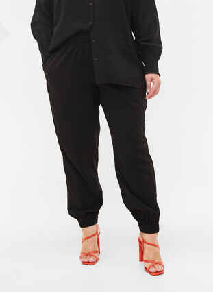 Pantalon ample en mélange de viscose avec bord élastiqué, Black, Model image number 2