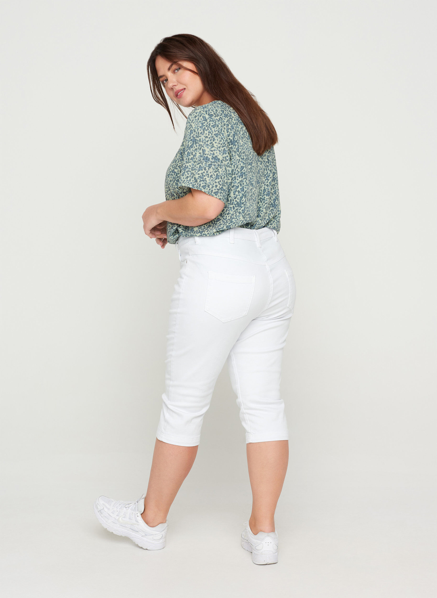 Zizzi Jean coupe slim Emily capri, Blanc, Model image number 1