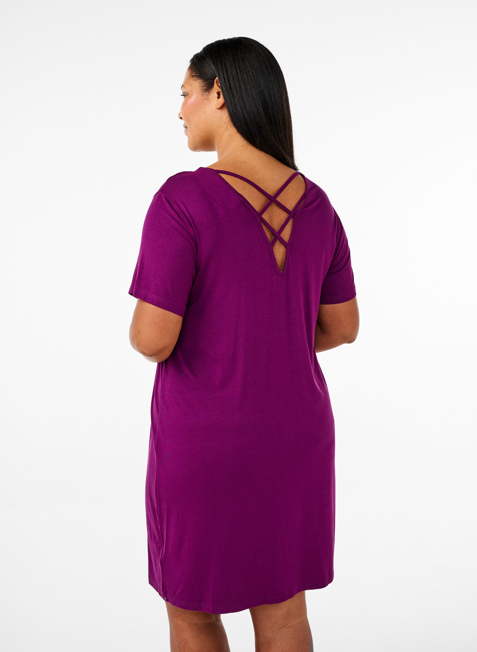 Zizzi Chemise de nuit en viscose &agrave; manches courtes avec d&eacute;tail au dos, Violet, Model image number 2