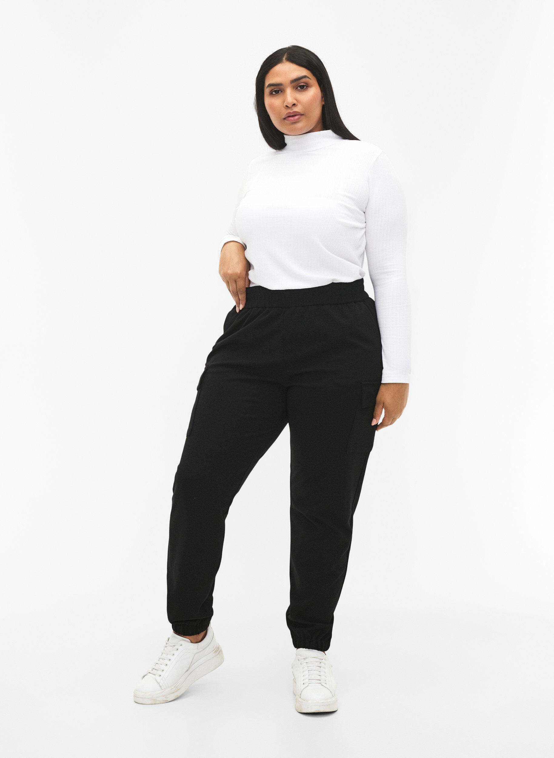 Zizzi Pantalon cargo avec taille &eacute;lastique, Black, Model image number 0