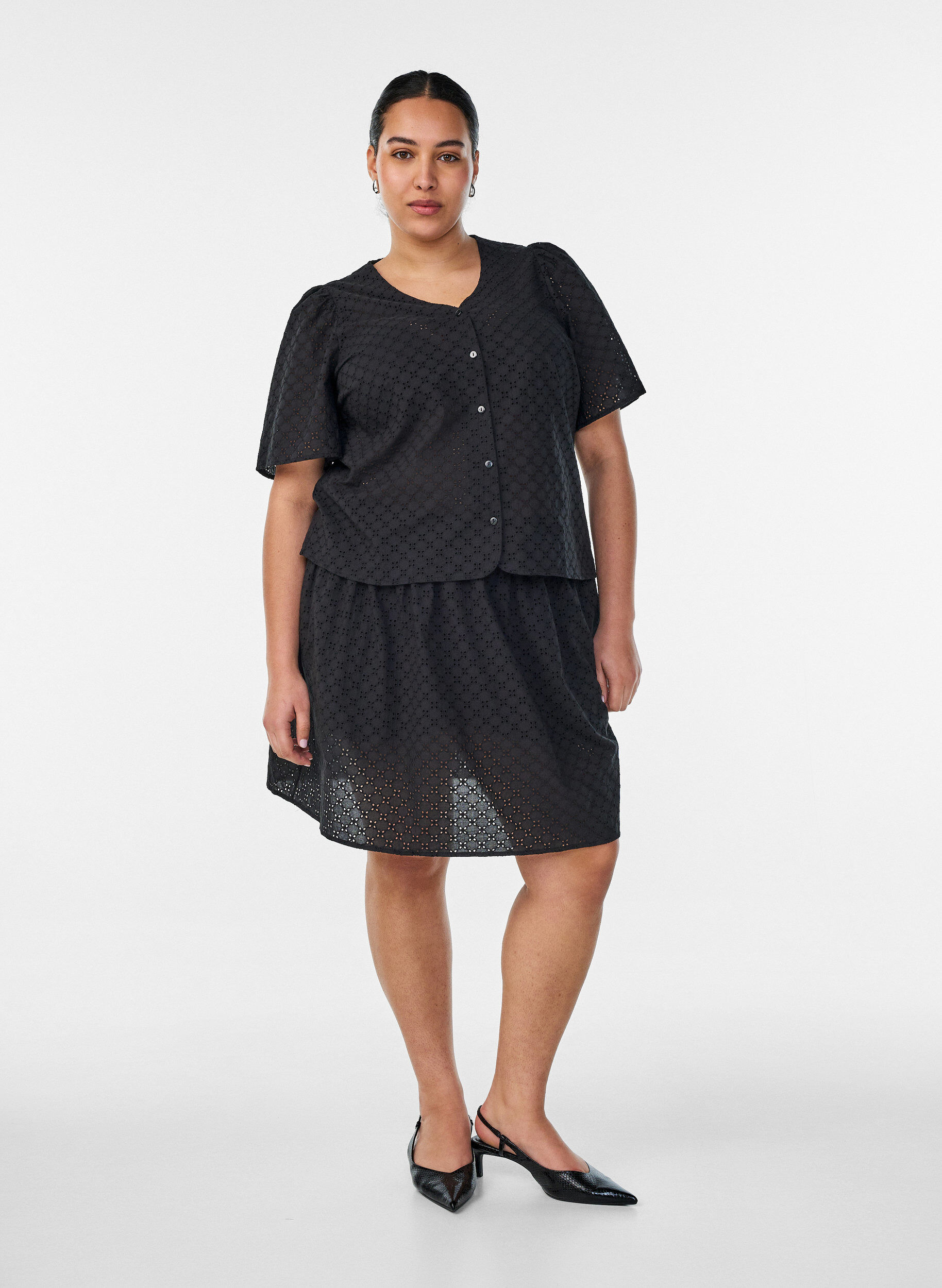 ZizziBlouse en broderie anglaise avec fermeture boutonn&eacute;e, Noir, Model image number 1