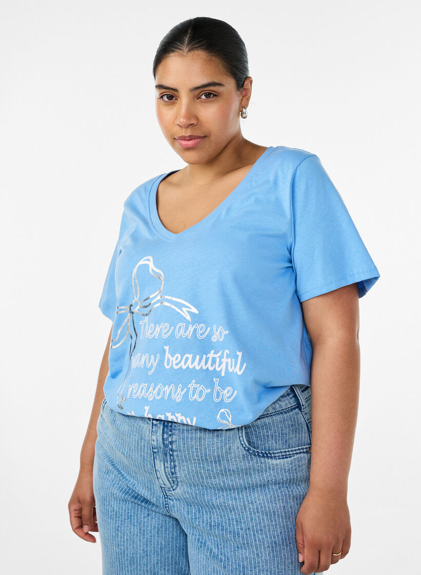 T-shirt en coton avec col V et imprim&eacute; devant, Bleu Clair, Model image number 0