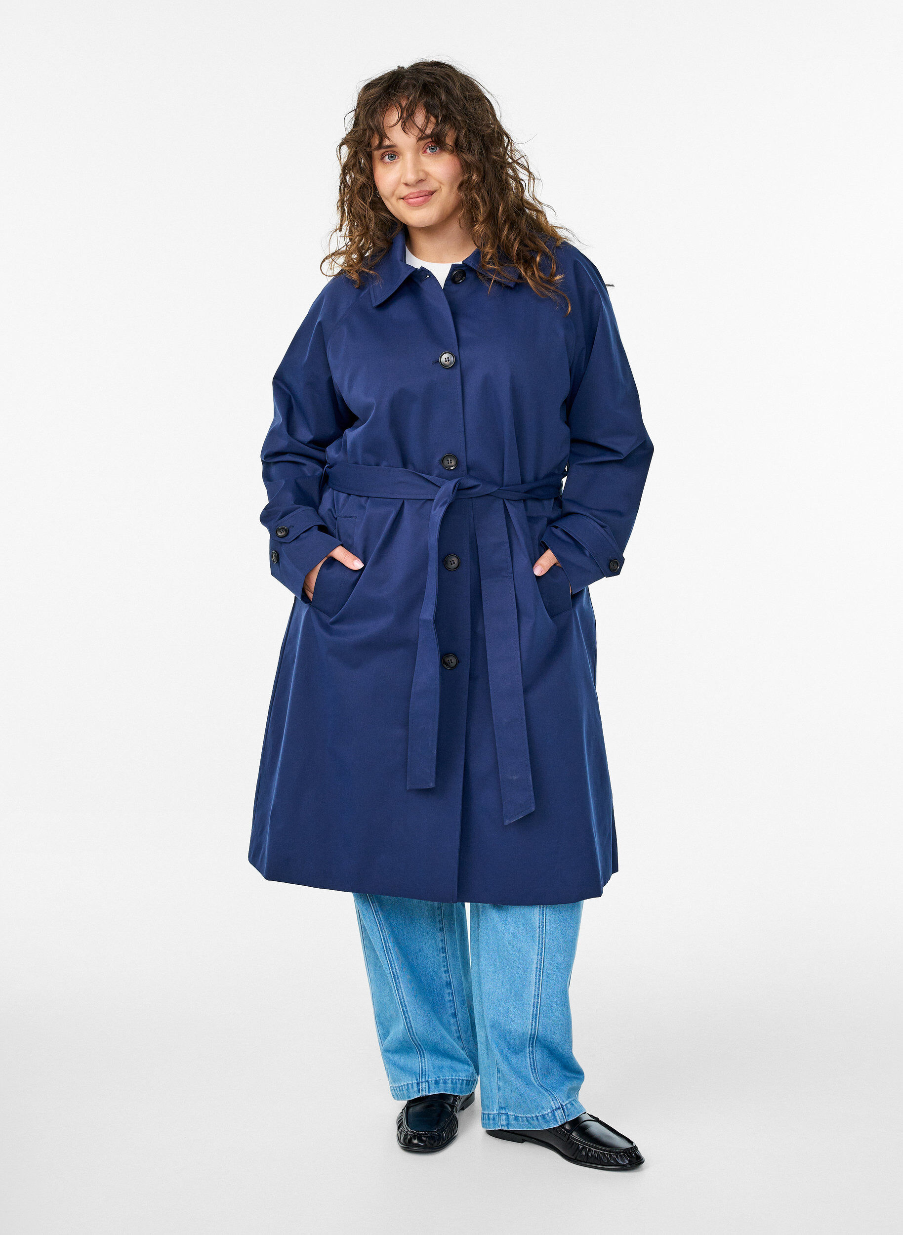 Trench-coat avec ceinture et fentes, Bleu, Model
