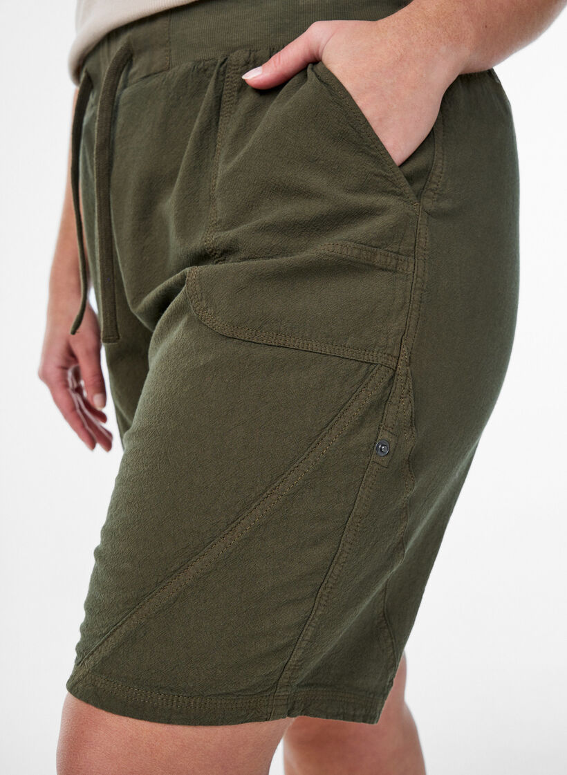 Short en coton ample avec poches, Vert fonc&eacute;, Model image number 3