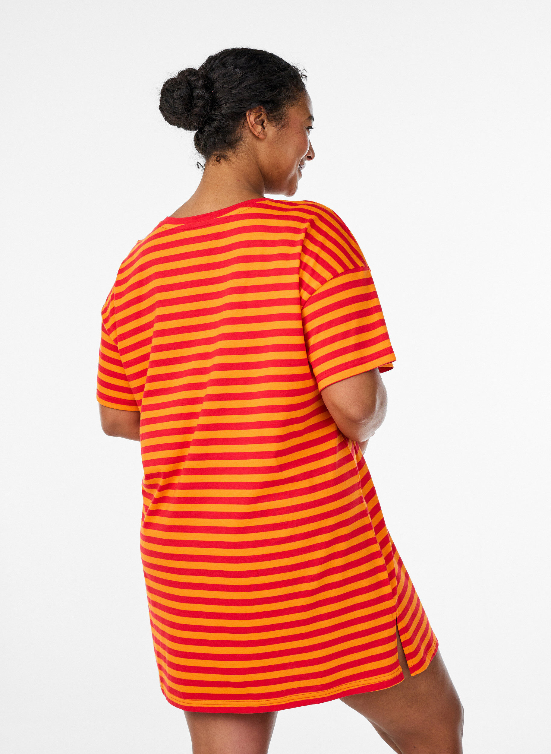Zizzi T-shirt de nuit &agrave; longues rayures, Rouge, Model image number 2
