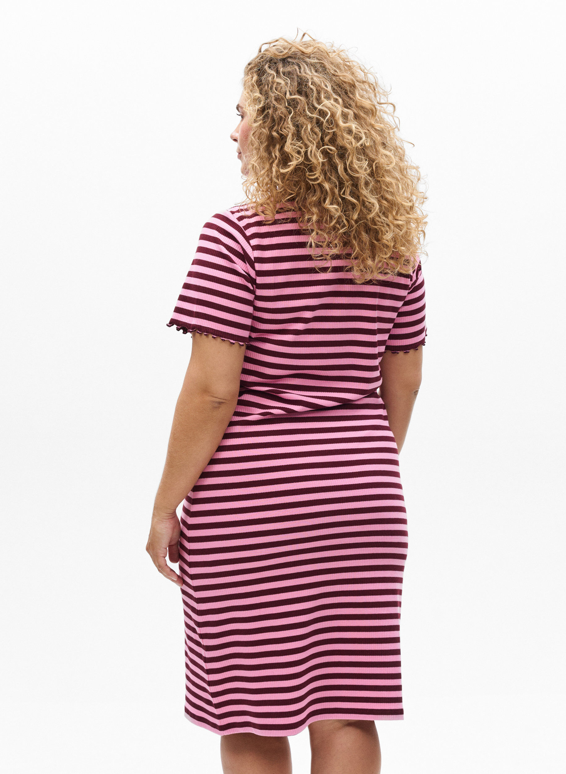 Zizzi Robe T-shirt mi-longue en jersey c&ocirc;tel&eacute;, Bordeaux fonc&eacute;, Model image number 2