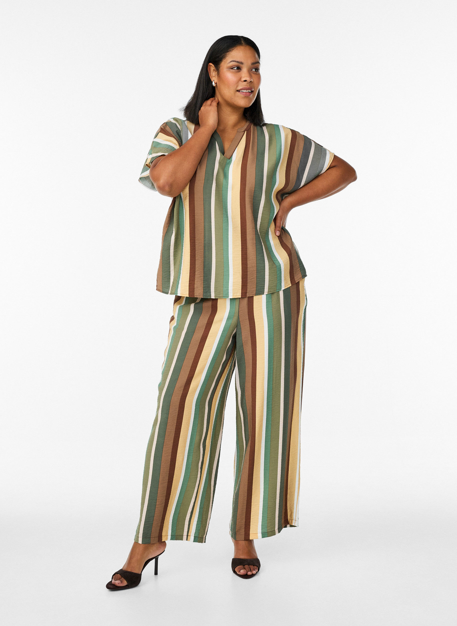 Zizzi Chemisier en viscose ray&eacute; &agrave; manches courtes, Marron, Model image number 1