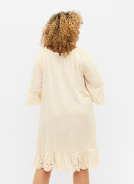 Katoenen jurk met anglaise borduurwerk, Buttercream, Model