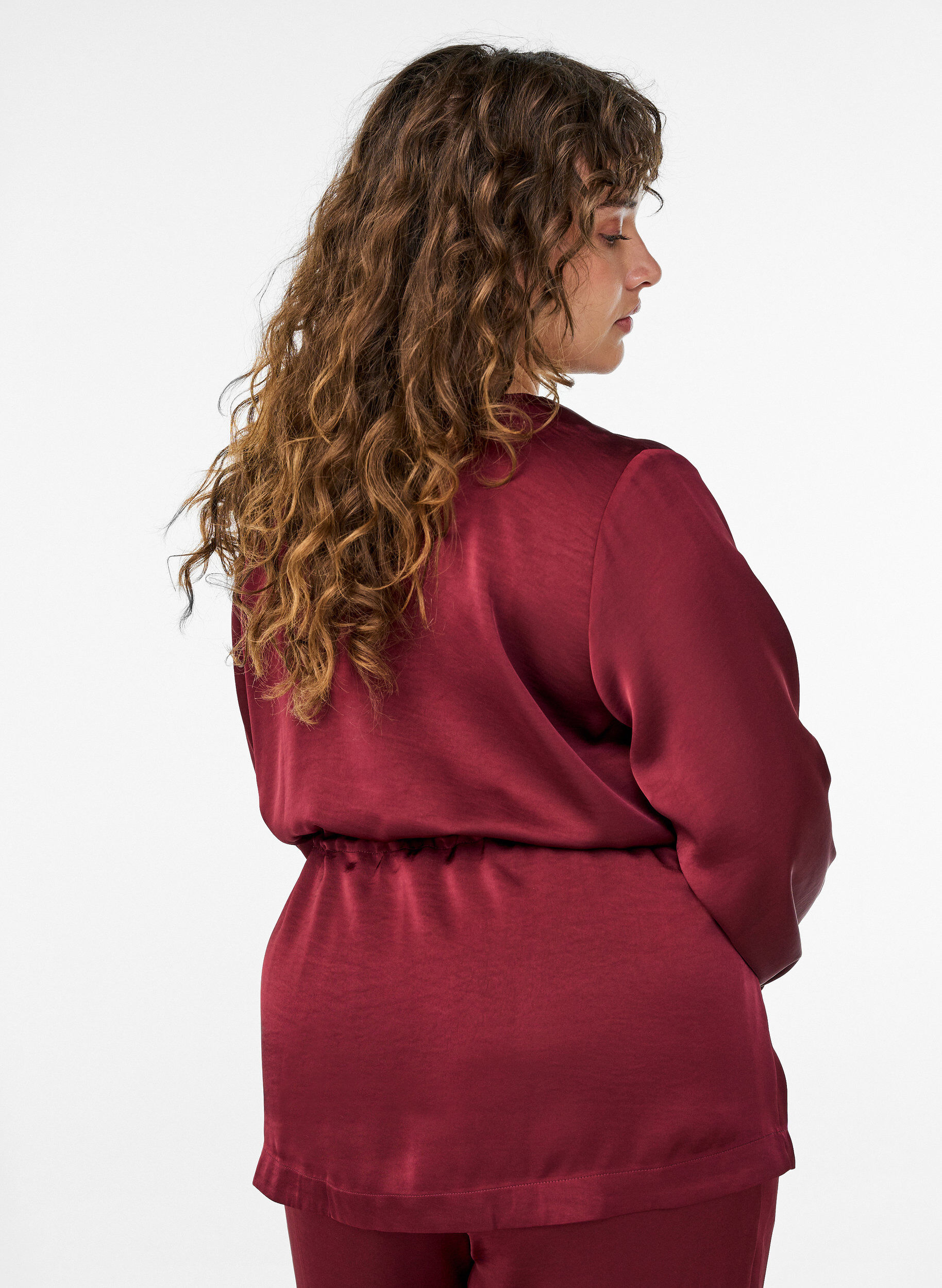 Zizzi Blouse de soir&eacute;e satin&eacute;e avec boutons et taille ajustable, Bordeaux fonc&eacute;, Model image number 2