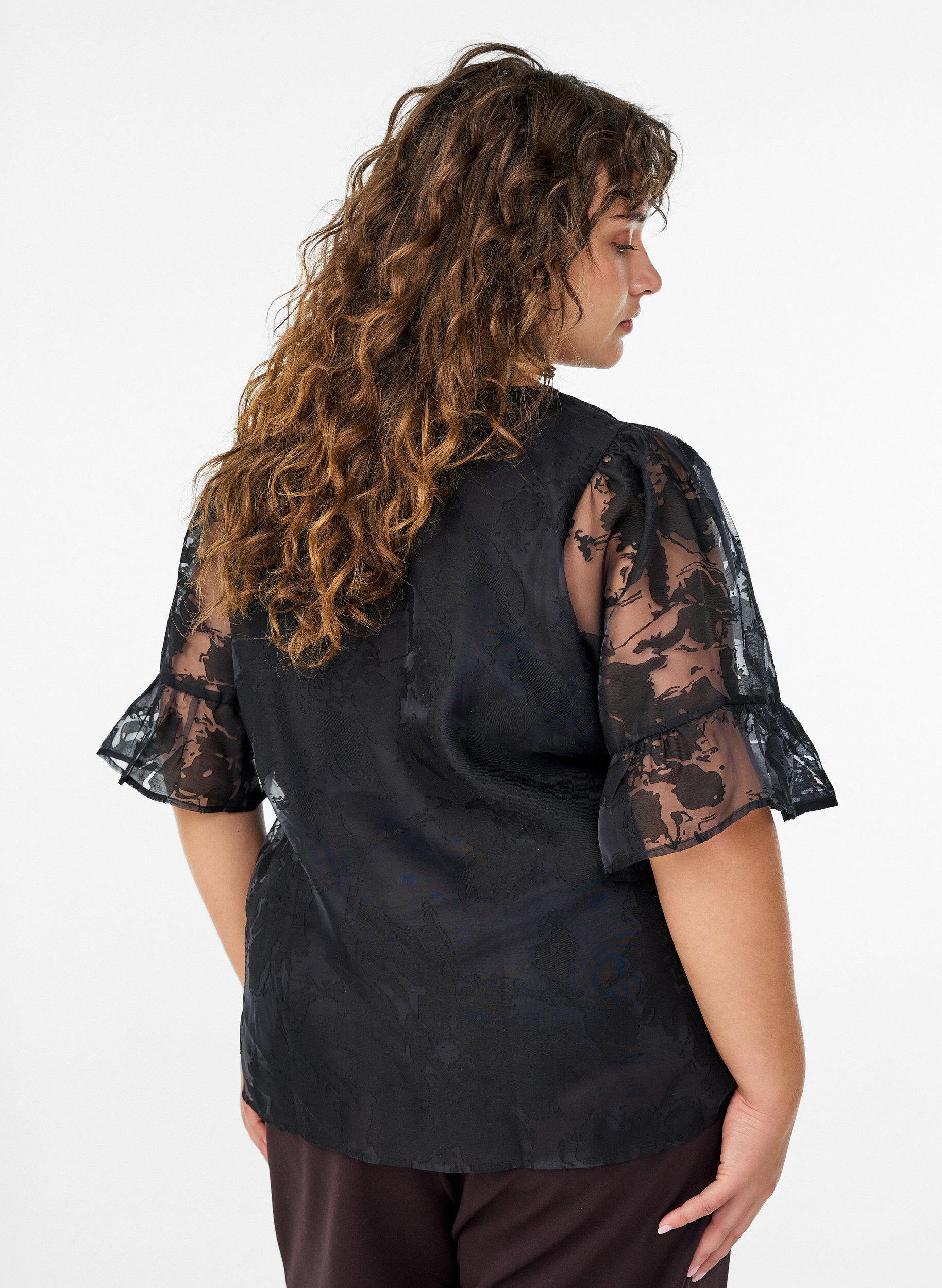 Zizzi Blouse de soir&eacute;e aspect organza &agrave; motif ton sur ton, Noir, Model image number 2