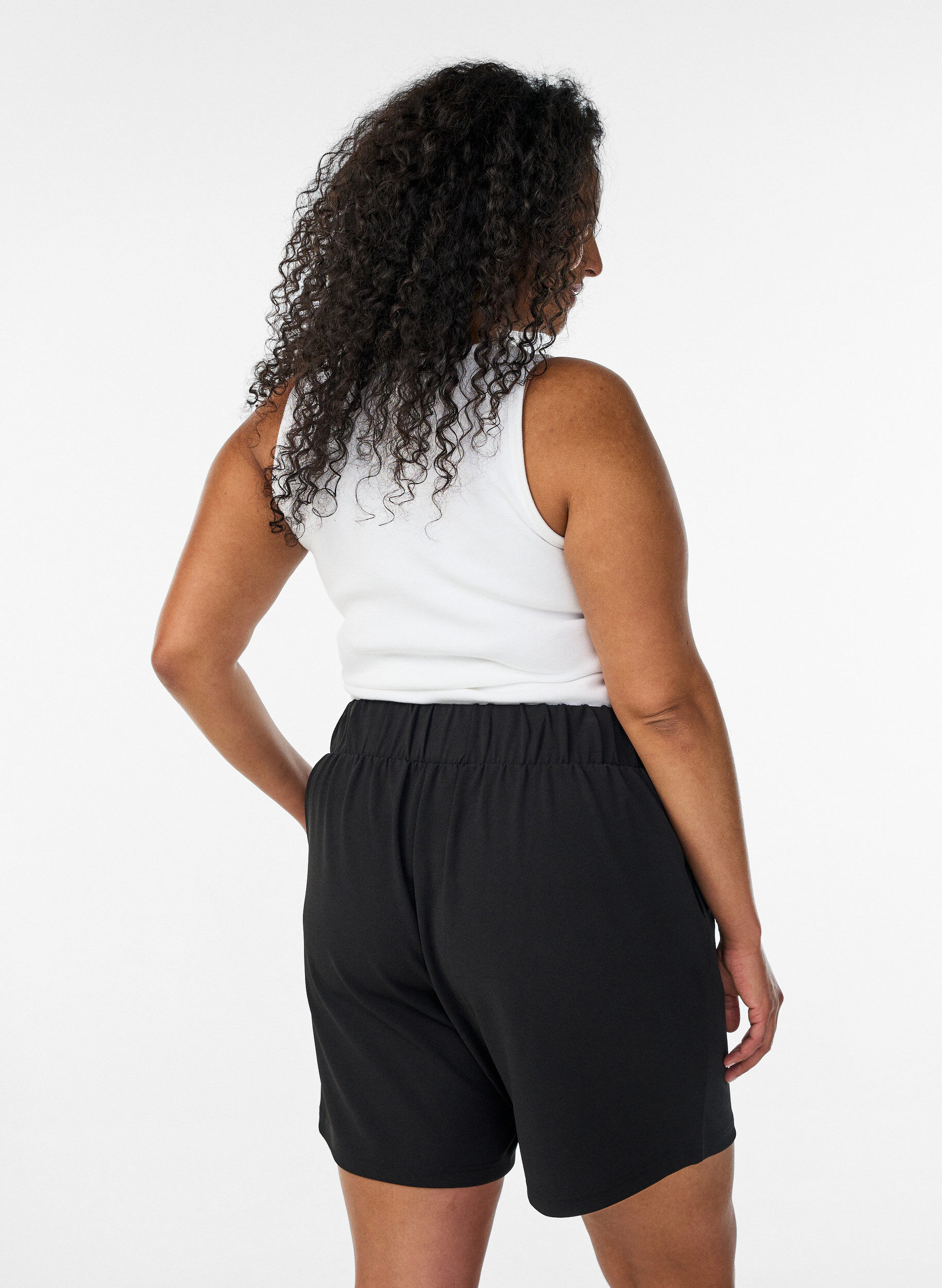 ZizziKorte broek met zakken en losse pasvorm, Zwart, Model image number 2